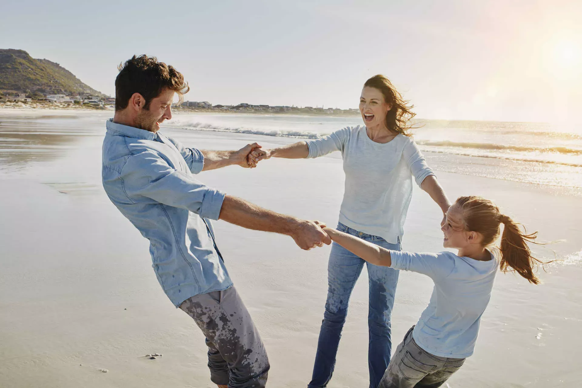 Junge Familie mit Tochter spielt Ringelreihen am Strand. Bild: IMAGO / Westend61 Junge Familie mit Tochter spielt Ringelreihen am Strand. Bild: IMAGO / Westend61