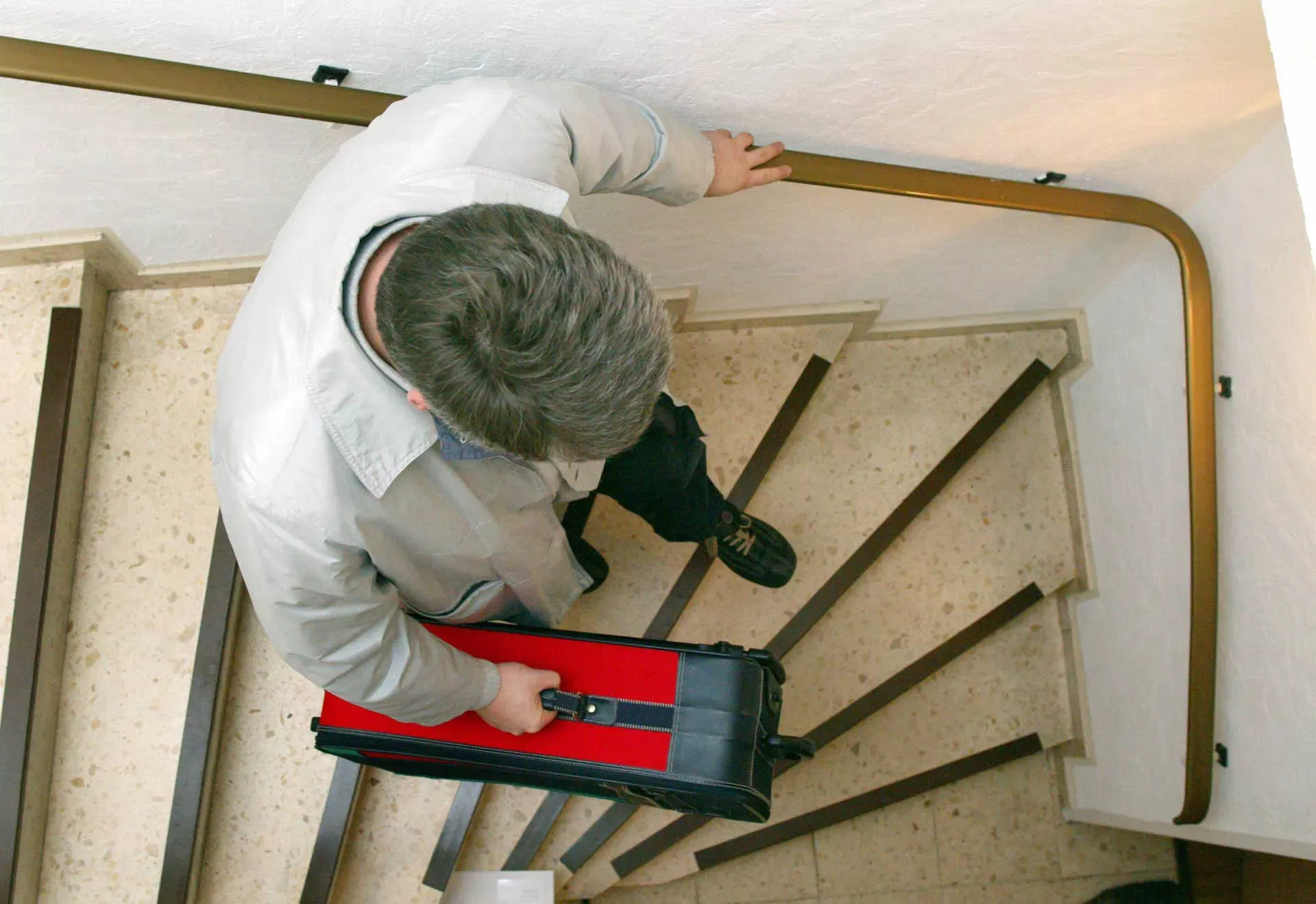 Trennung: Mann geht mit Koffer eine Treppe hinunter. Bild: IMAGO / photothek / Thomas Imo Trennung: Mann geht mit Koffer eine Treppe hinunter. Bild: IMAGO / photothek / Thomas Imo