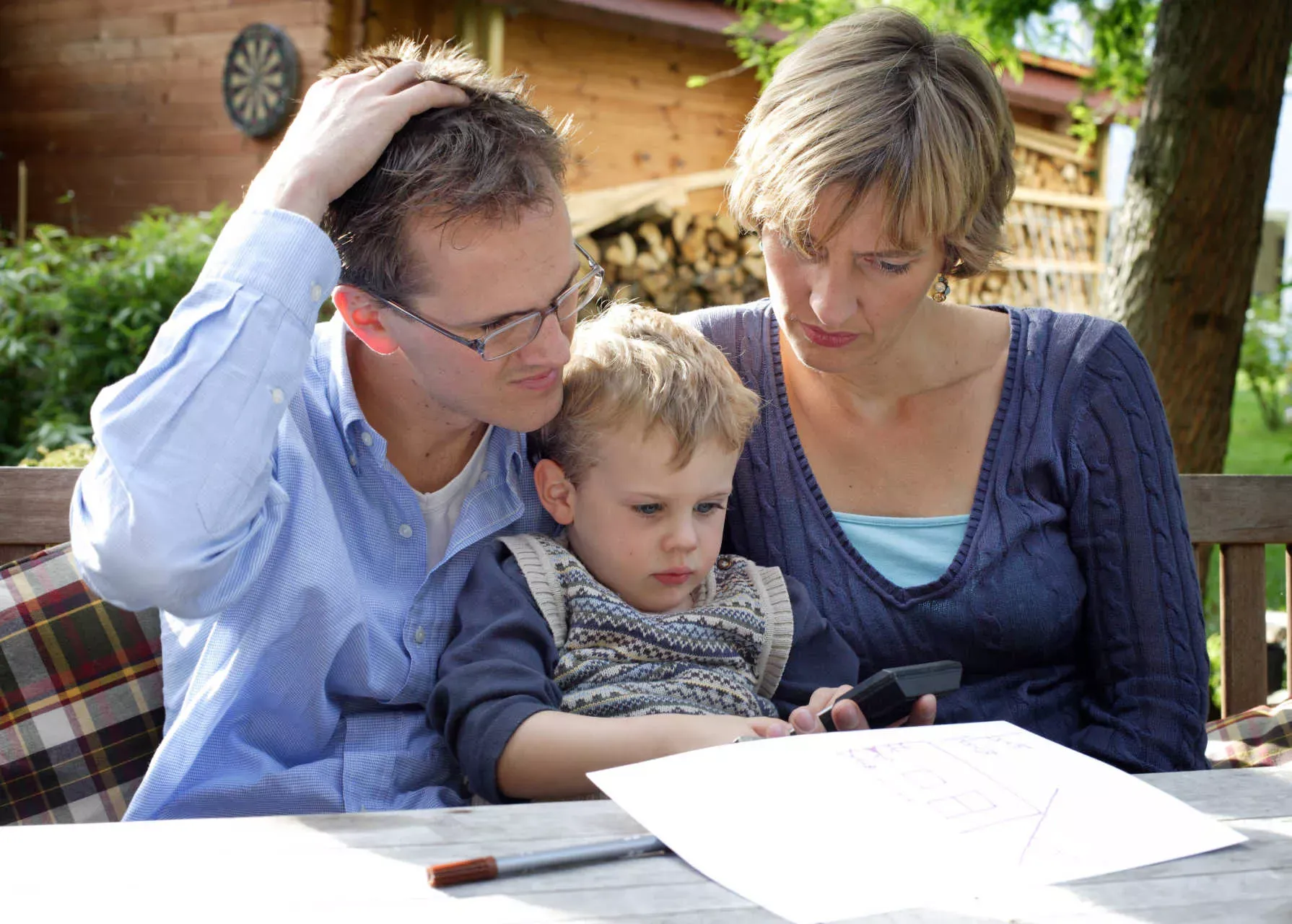 Junge Familie grübelt im Garten über einer Hauszeichnung. Bild: IMAGO / photothek / Ute Grabowsky Junge Familie grübelt im Garten über einer Hauszeichnung. Bild: IMAGO / photothek / Ute Grabowsky