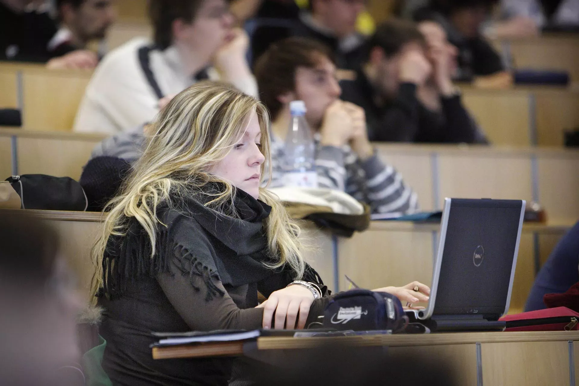 Studentin sitzt mit Laptop im Hörsaal einer Universität. Bild: IMAGO / photothek / Thomas Trutschel Studentin sitzt mit Laptop im Hörsaal einer Universität. Bild: IMAGO / photothek / Thomas Trutschel