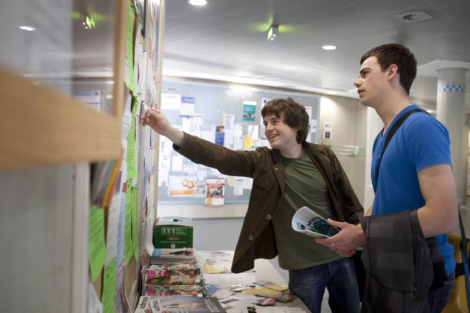 Studenten auf Jobsuche stehen vor einem schwarzen Brett mit Aushängen an der Uni. Bild: IMAGO / photothek / Ute Grabowsky Studenten auf Jobsuche stehen vor einem schwarzen Brett mit Aushängen an der Uni. Bild: IMAGO / photothek / Ute Grabowsky