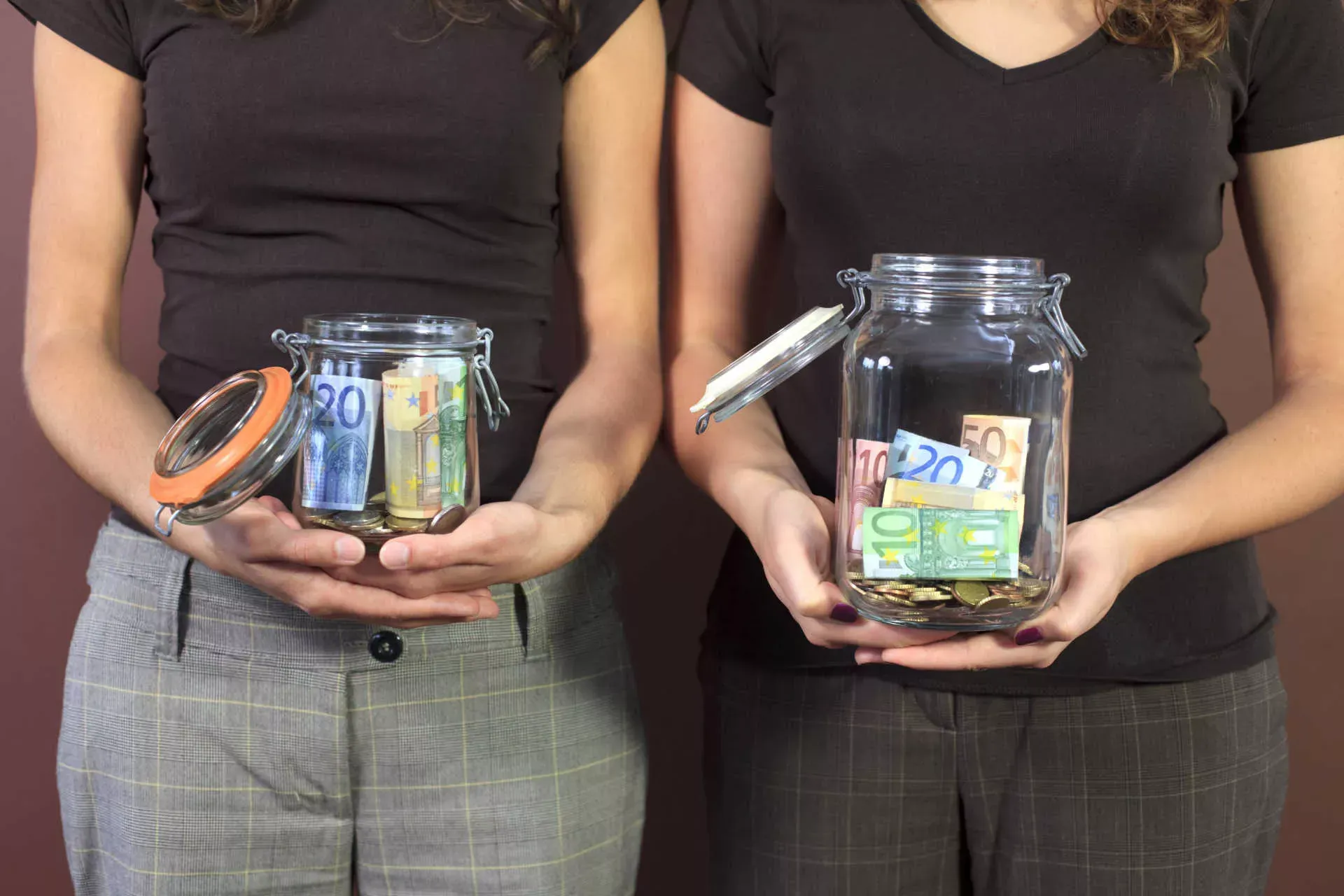 Zwei Frauen halten Einmachgläser mit Geld vor sich. Bild: IMAGO / photothek / Ute Grabowsky Zwei Frauen halten Einmachgläser mit Geld vor sich. Bild: IMAGO / photothek / Ute Grabowsky
