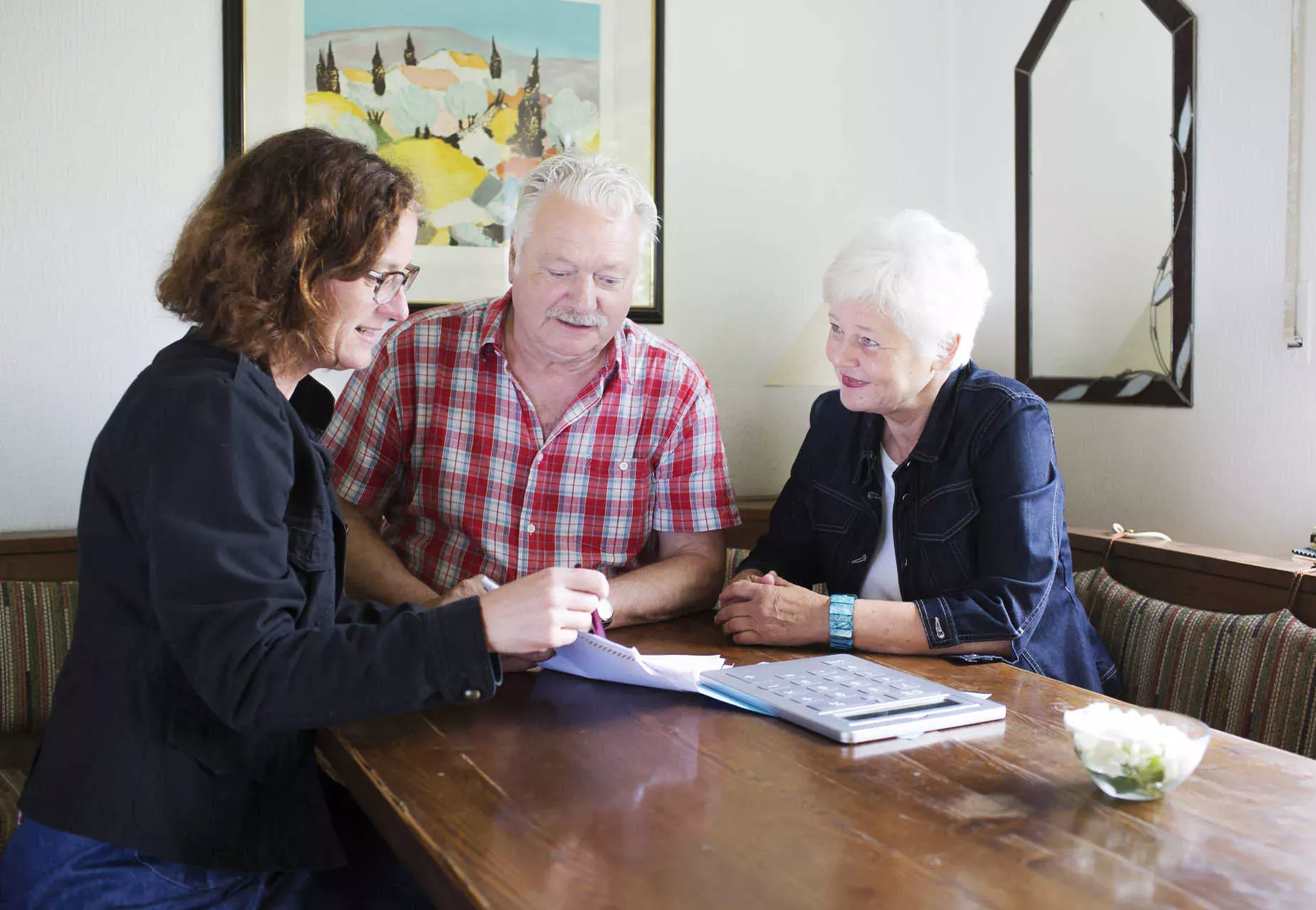 Frau erklärt Rentnerpaar zuhause Unterlagen. Bild: IMAGO / photothek / Ute Grabowsky Frau erklärt Rentnerpaar zuhause Unterlagen. Bild: IMAGO / photothek / Ute Grabowsky