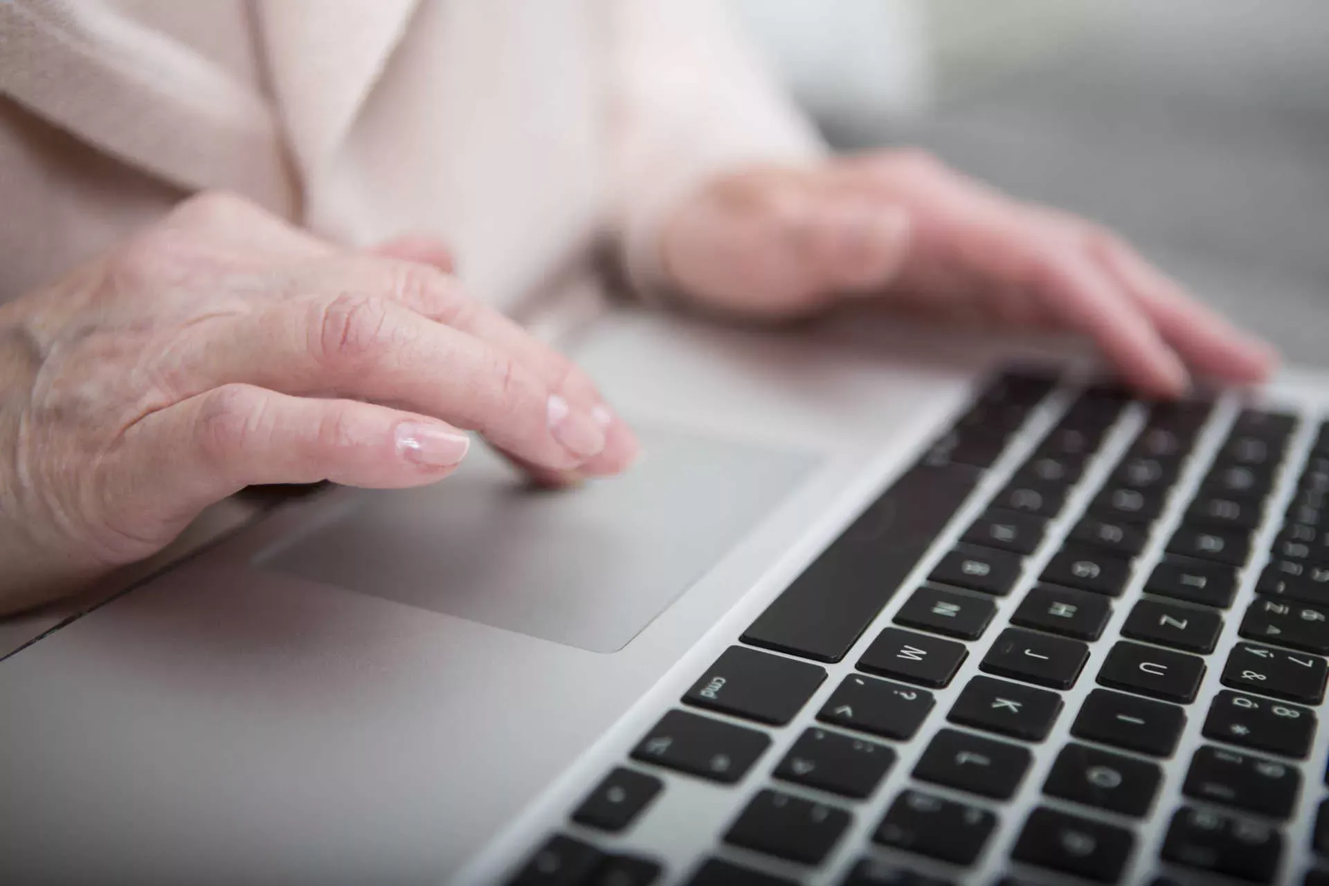 Hand einer Seniorin berührt Touchpad an einem Notebook. Bild: IMAGO / Westend61 / Fotoagentur WESTEND61 Hand einer Seniorin berührt Touchpad an einem Notebook. Bild: IMAGO / Westend61 / Fotoagentur WESTEND61
