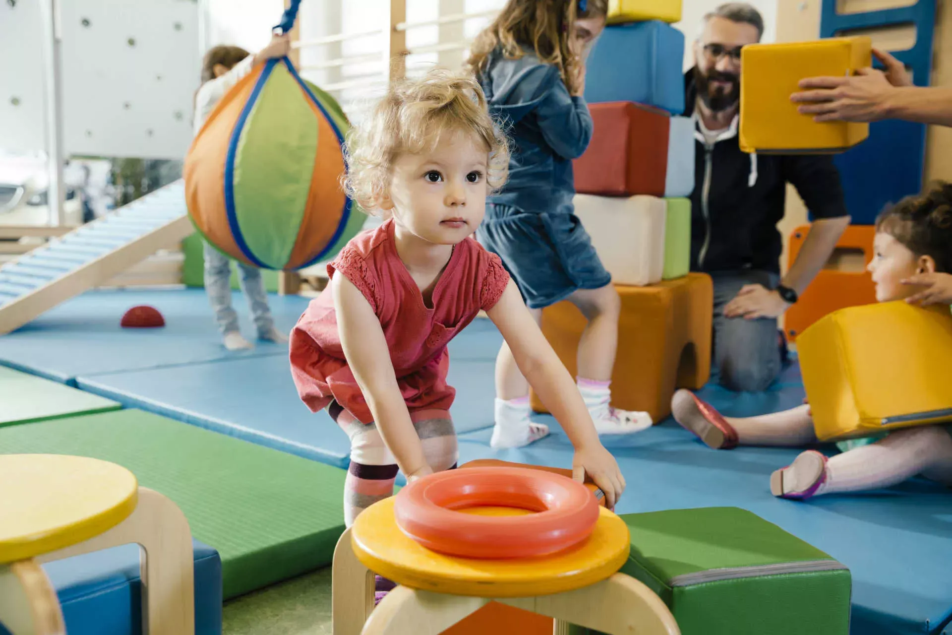 Mädchen spielt im Kindergarten. Bild: IMAGO / Westend61 / Mareen Fischinger Mädchen spielt im Kindergarten. Bild: IMAGO / Westend61 / Mareen Fischinger