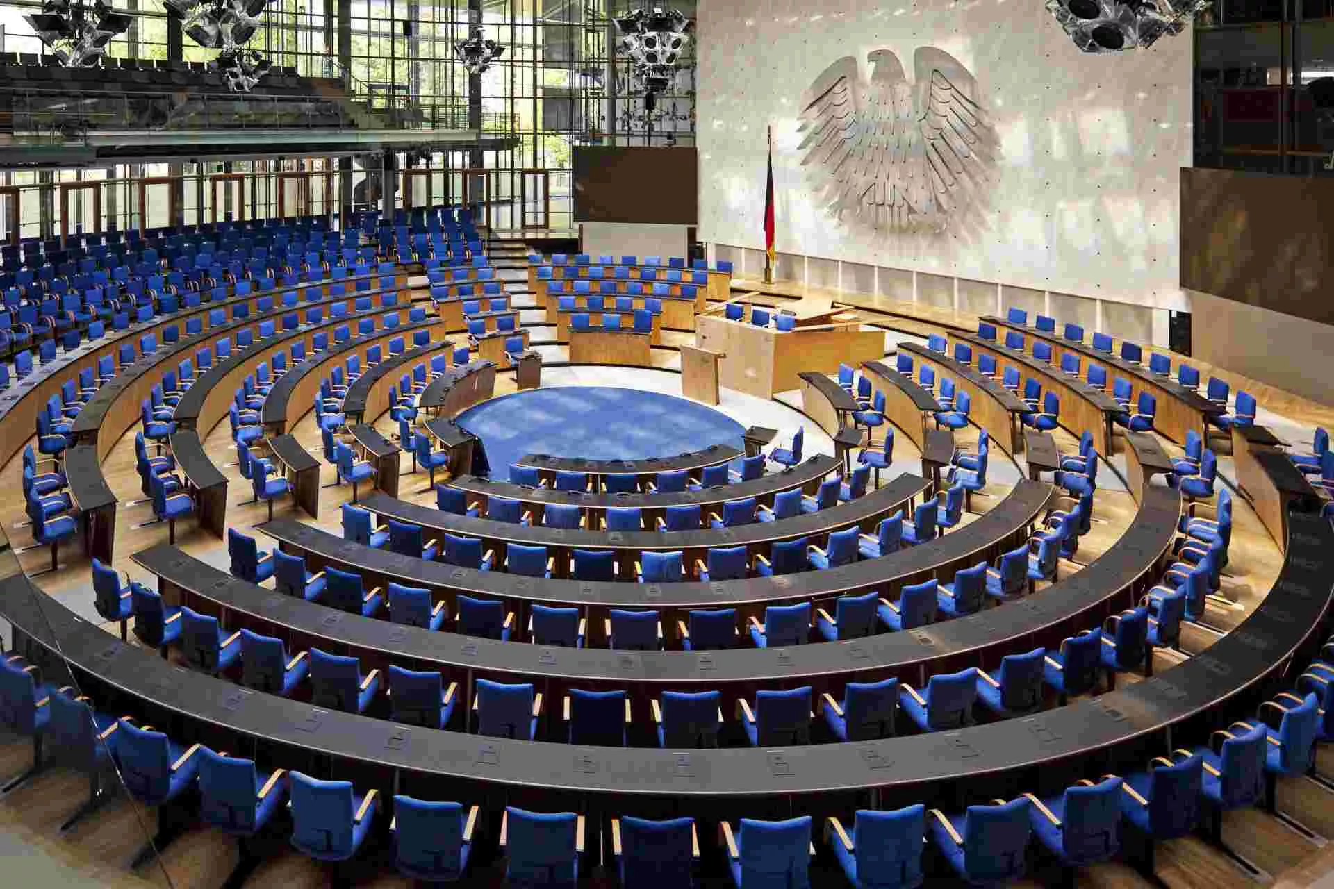Plenarsaal des Bundestages in Berlin mit leeren Stühlen. Bild: IMAGO / imagebroker Plenarsaal des Bundestages in Berlin mit leeren Stühlen. Bild: IMAGO / imagebroker