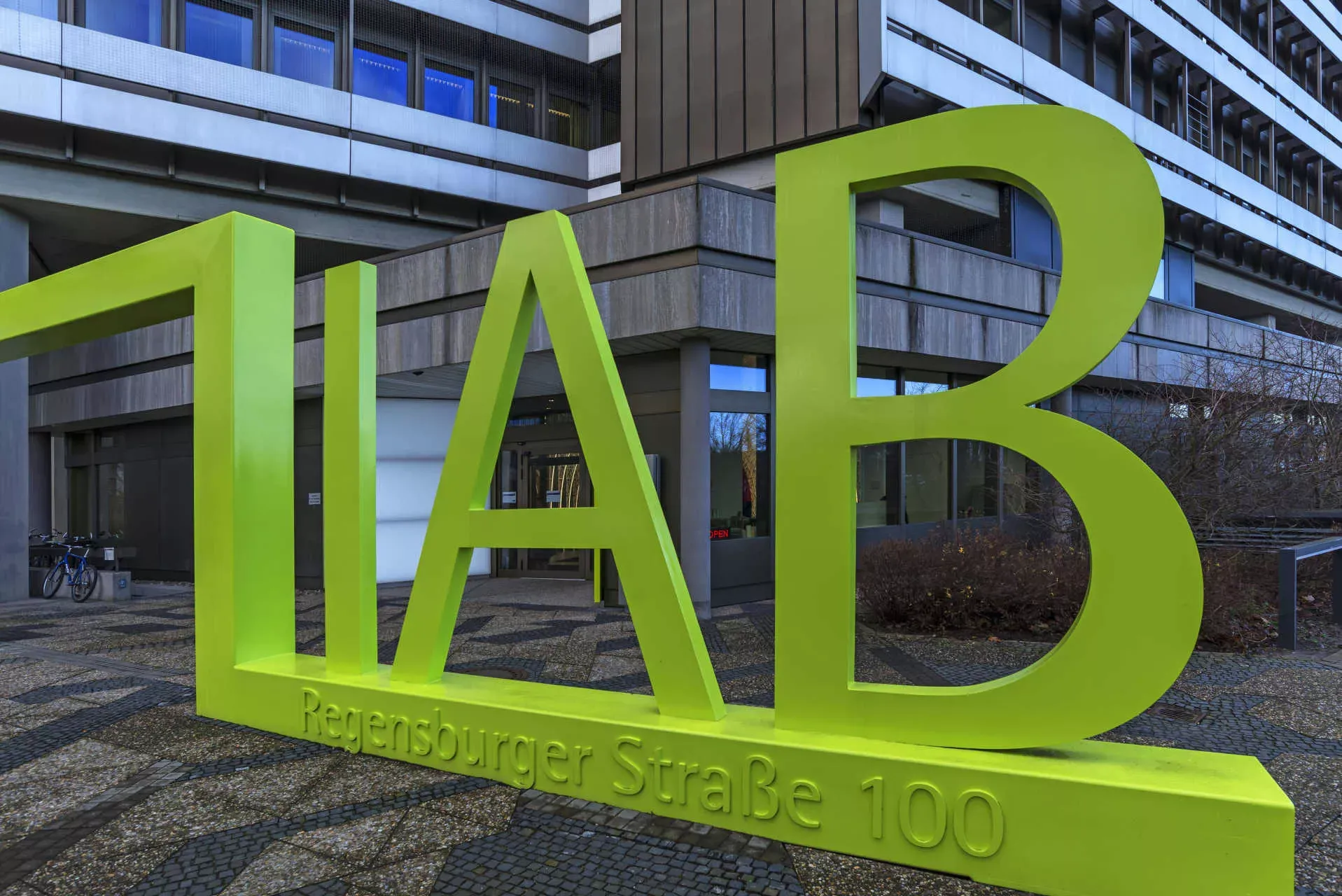 Logo des IAB in grünen Großbuchstaben vor dem Gebäude in Nürnberg. Bild: IMAGO / imageBROKER / Helmut Meyer Logo des IAB in grünen Großbuchstaben vor dem Gebäude in Nürnberg. Bild: IMAGO / imageBROKER / Helmut Meyer