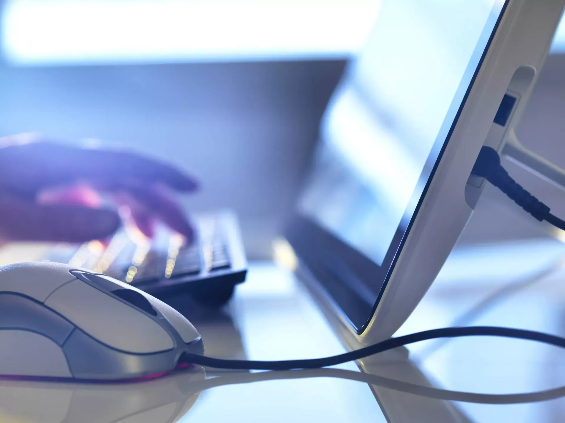 Hand tippt auf einer Computertastatur, im Vordergrund eine Computermaus. Bild: IMAGO / Westend61. Hand tippt auf einer Computertastatur, im Vordergrund eine Computermaus. Bild: IMAGO / Westend61.