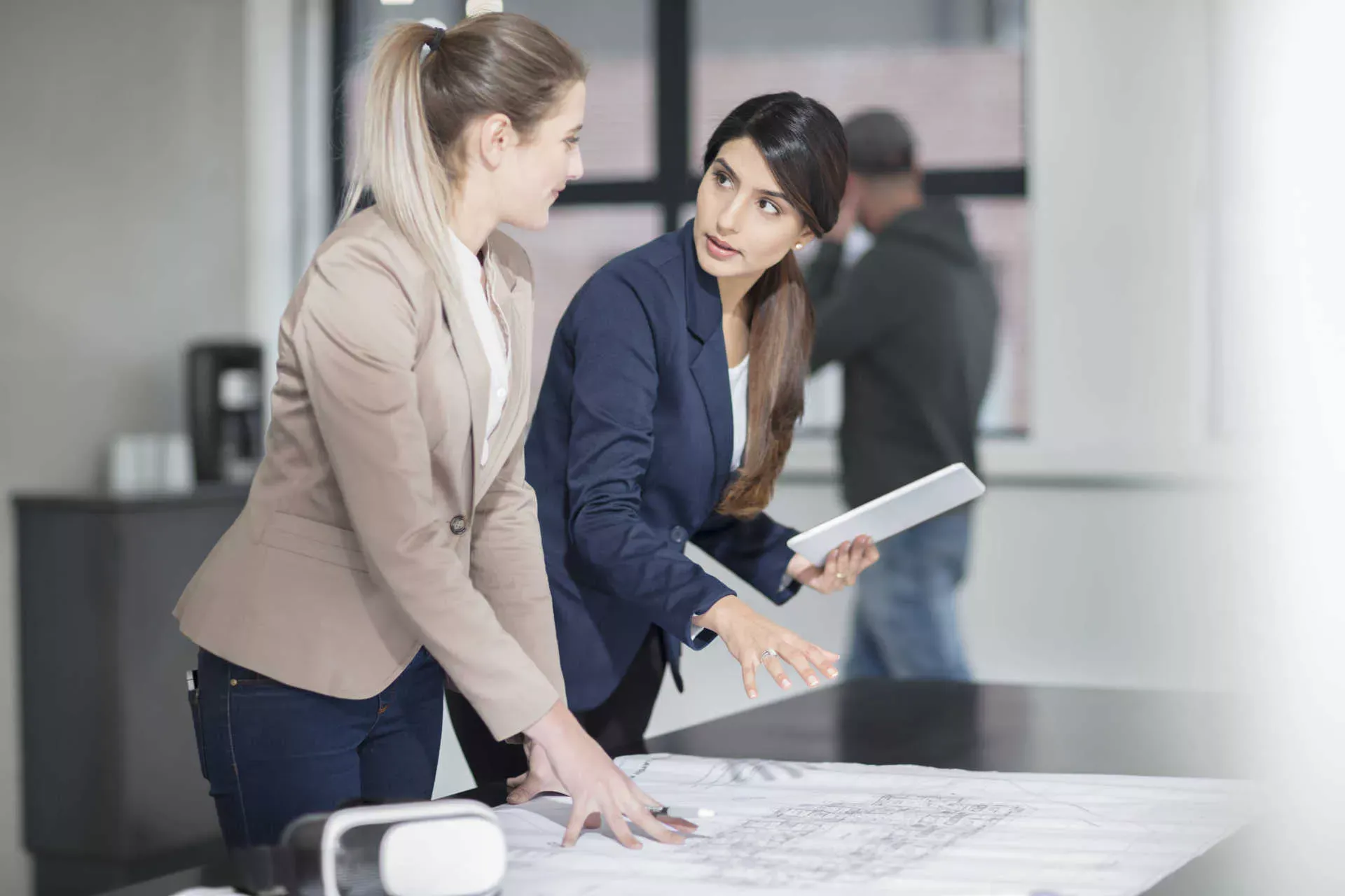 Zwei Frauen im Büro mit Tablet und Planzeichnung. Bild: IMAGO / Westend61 / zerocreatives Zwei Frauen im Büro mit Tablet und Planzeichnung. Bild: IMAGO / Westend61 / zerocreatives