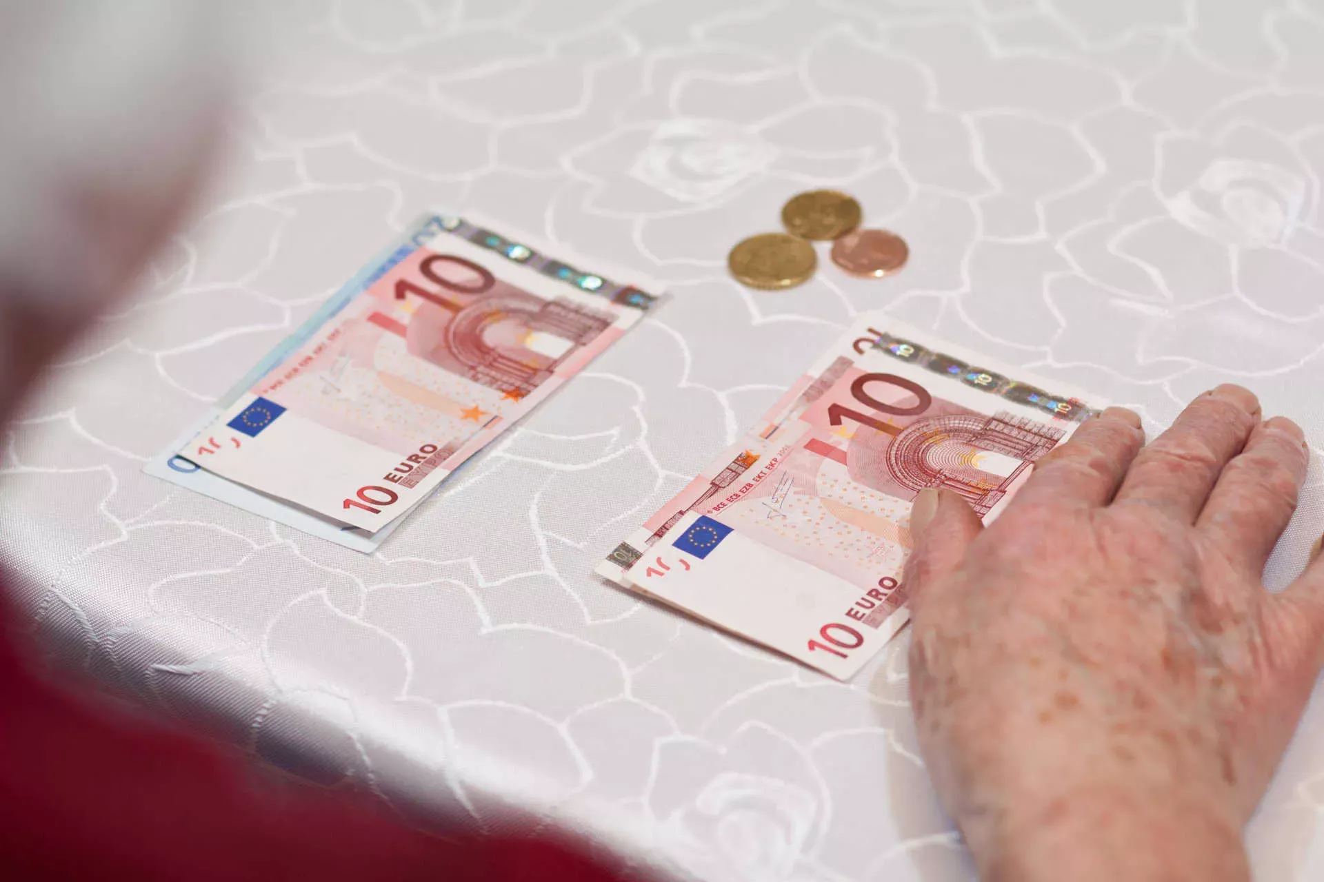 Rentnerin zählt Euro-Geldscheine und Münzen auf einem Tisch mit weißer Tischdecke. Bild: IMAGO / Panthermedia / michimulder Rentnerin zählt Euro-Geldscheine und Münzen auf einem Tisch mit weißer Tischdecke. Bild: IMAGO / Panthermedia / michimulder