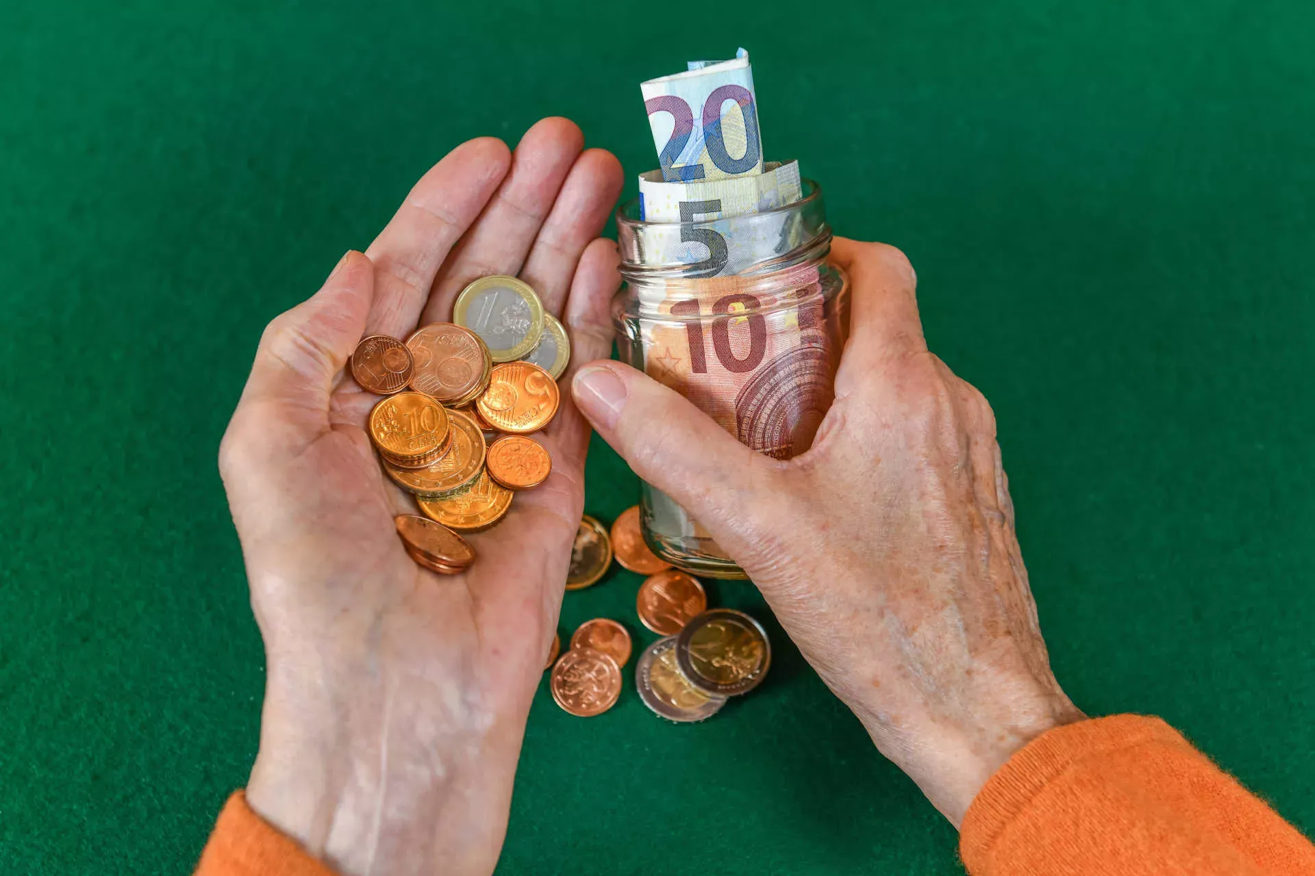 Hände einer Seniorin halten Glas mit Geldscheinen und Münzen. Bild: IMAGO / Joko Hände einer Seniorin halten Glas mit Geldscheinen und Münzen. Bild: IMAGO / Joko