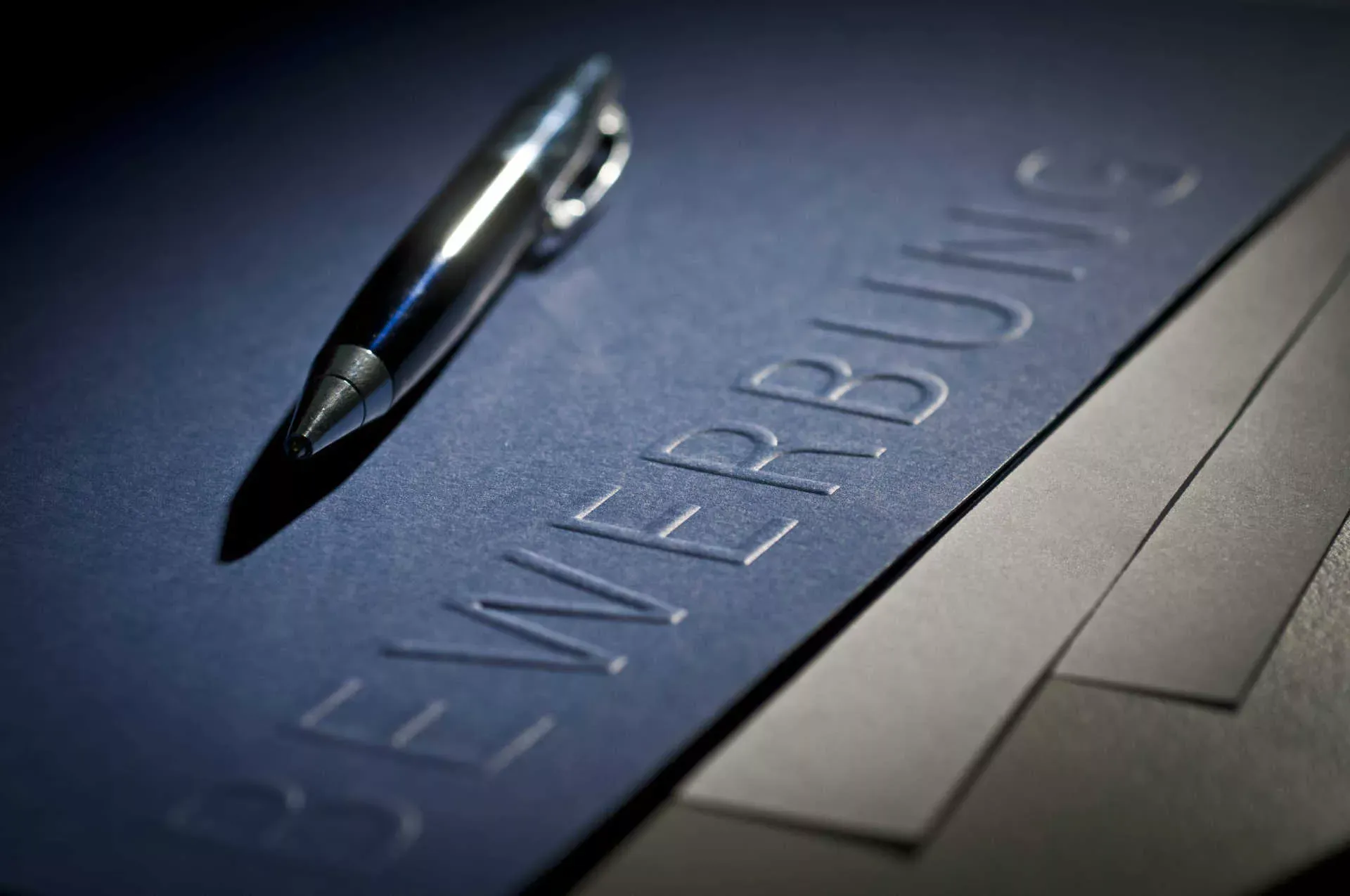 Blaue Bewerbungsmappe mit Stift. Bild: IMAGO / Panthermedia / nordheide foto Blaue Bewerbungsmappe mit Stift. Bild: IMAGO / Panthermedia / nordheide foto