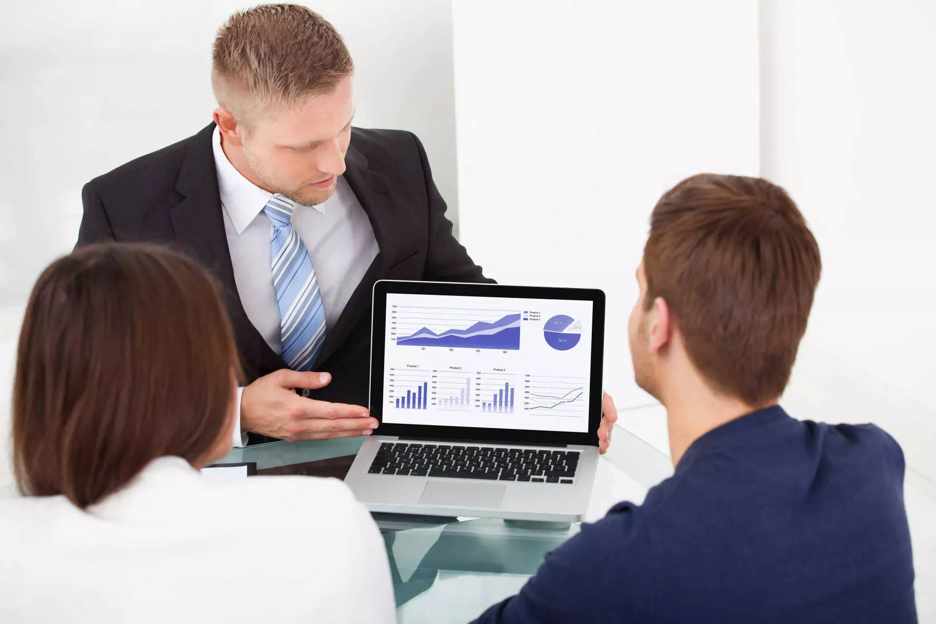 Finanzberater zeigt einem Paar am Bildschirm einige Charts. Bild: IMAGO / Panthermedia / Andrey Popov Finanzberater zeigt einem Paar am Bildschirm einige Charts. Bild: IMAGO / Panthermedia / Andrey Popov