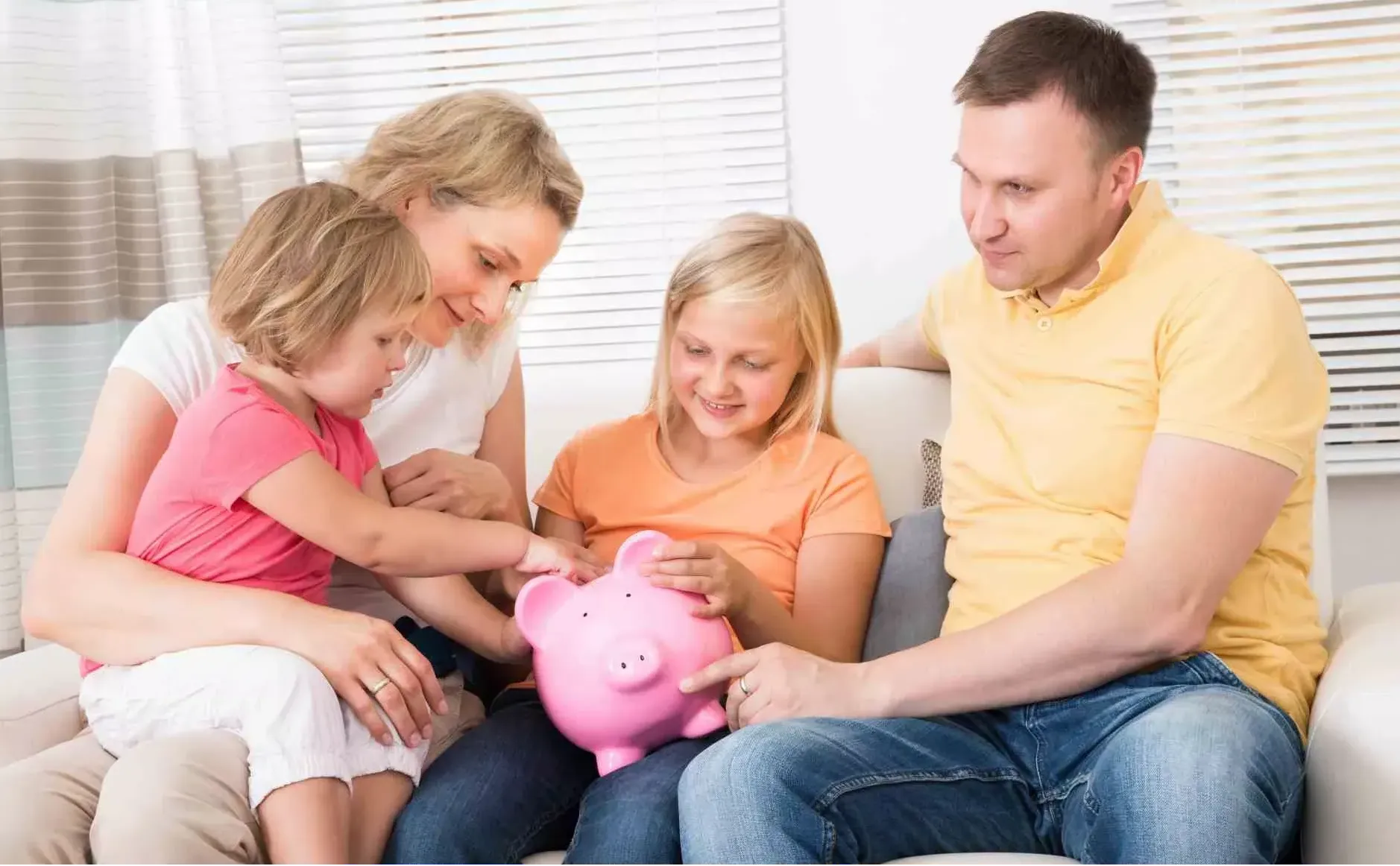 Eime Familie mit zwei Kindern und ein Sparschwein. Bild: IMAGO / Panthermedia Eime Familie mit zwei Kindern und ein Sparschwein. Bild: IMAGO / Panthermedia