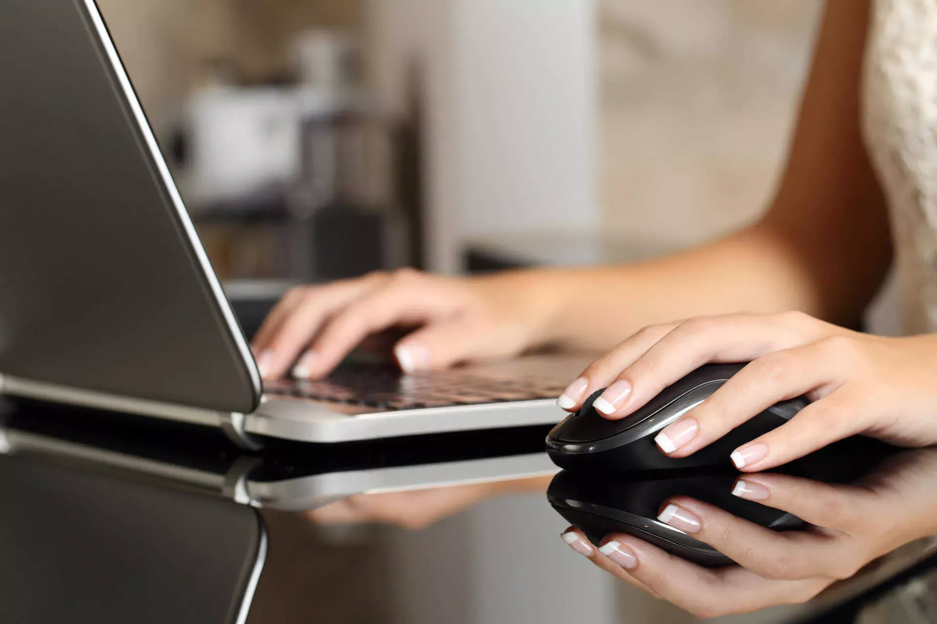 Hände einer jungen Frau bedienen Maus und Tastatur an einem Notebook. Bild: IMAGO / Panthermedia / Antonio Guillem Hände einer jungen Frau bedienen Maus und Tastatur an einem Notebook. Bild: IMAGO / Panthermedia / Antonio Guillem