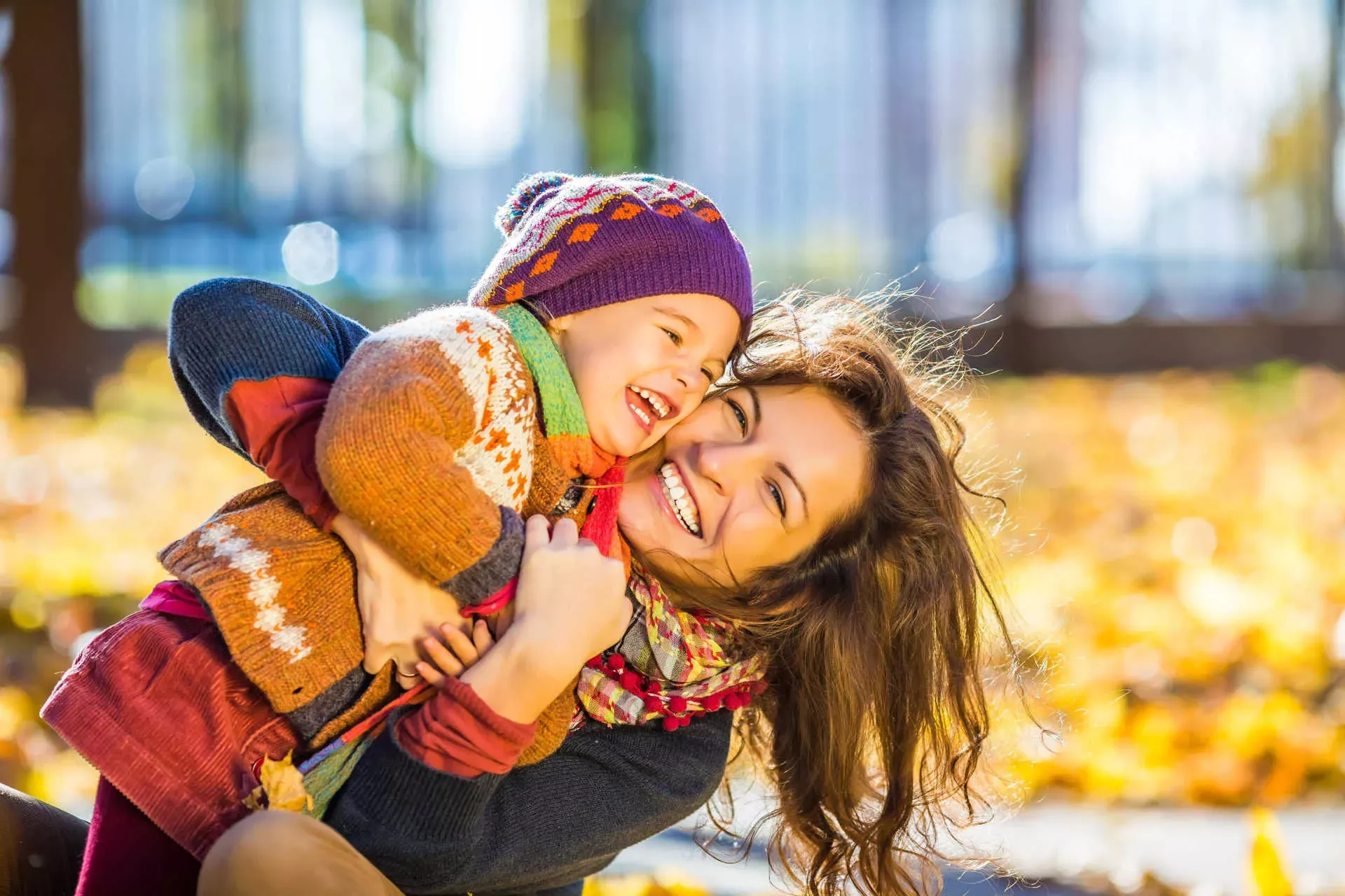 Mutter und Tochter spielen draußen im Herbst. Bild: IMAGO / Panthermedia / sborisov Mutter und Tochter spielen draußen im Herbst. Bild: IMAGO / Panthermedia / sborisov