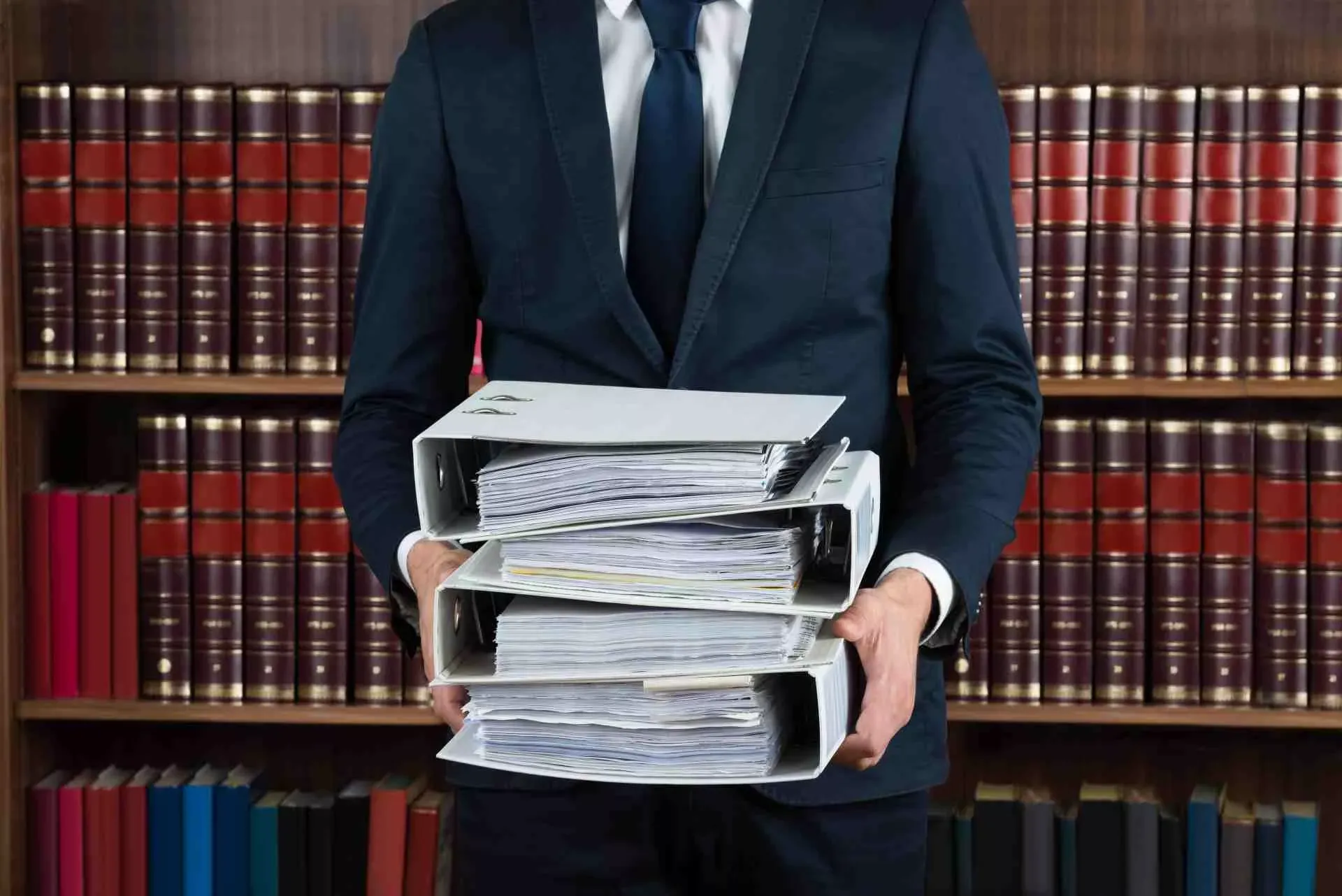 Ein Anwalt trägt Aktenordner vor einem Bücherregal. Bild: IMAGO / Panthermedia Ein Anwalt trägt Aktenordner vor einem Bücherregal. Bild: IMAGO / Panthermedia