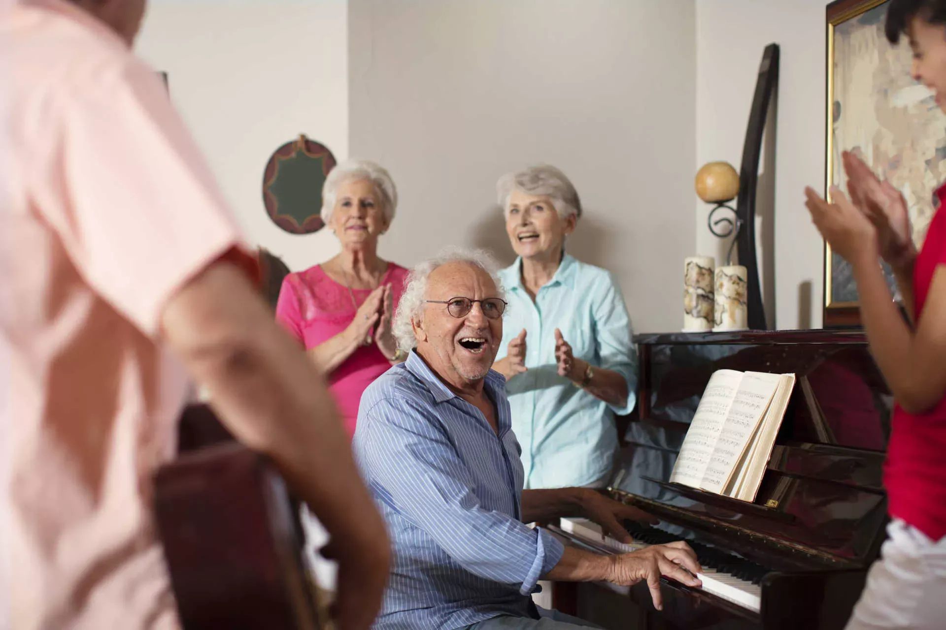 Seniorengruppe macht Musik mit Klavier und Gesang. Bild: IMAGO / Westend61 / zerocreatives Seniorengruppe macht Musik mit Klavier und Gesang. Bild: IMAGO / Westend61 / zerocreatives