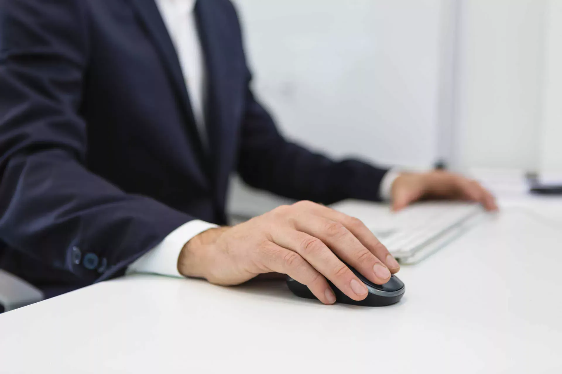 Hände eines Mannes im Anzug mit Computermaus und Tastatur. Bild: IMAGO / Westend61 / Giorgio Magini Hände eines Mannes im Anzug mit Computermaus und Tastatur. Bild: IMAGO / Westend61 / Giorgio Magini