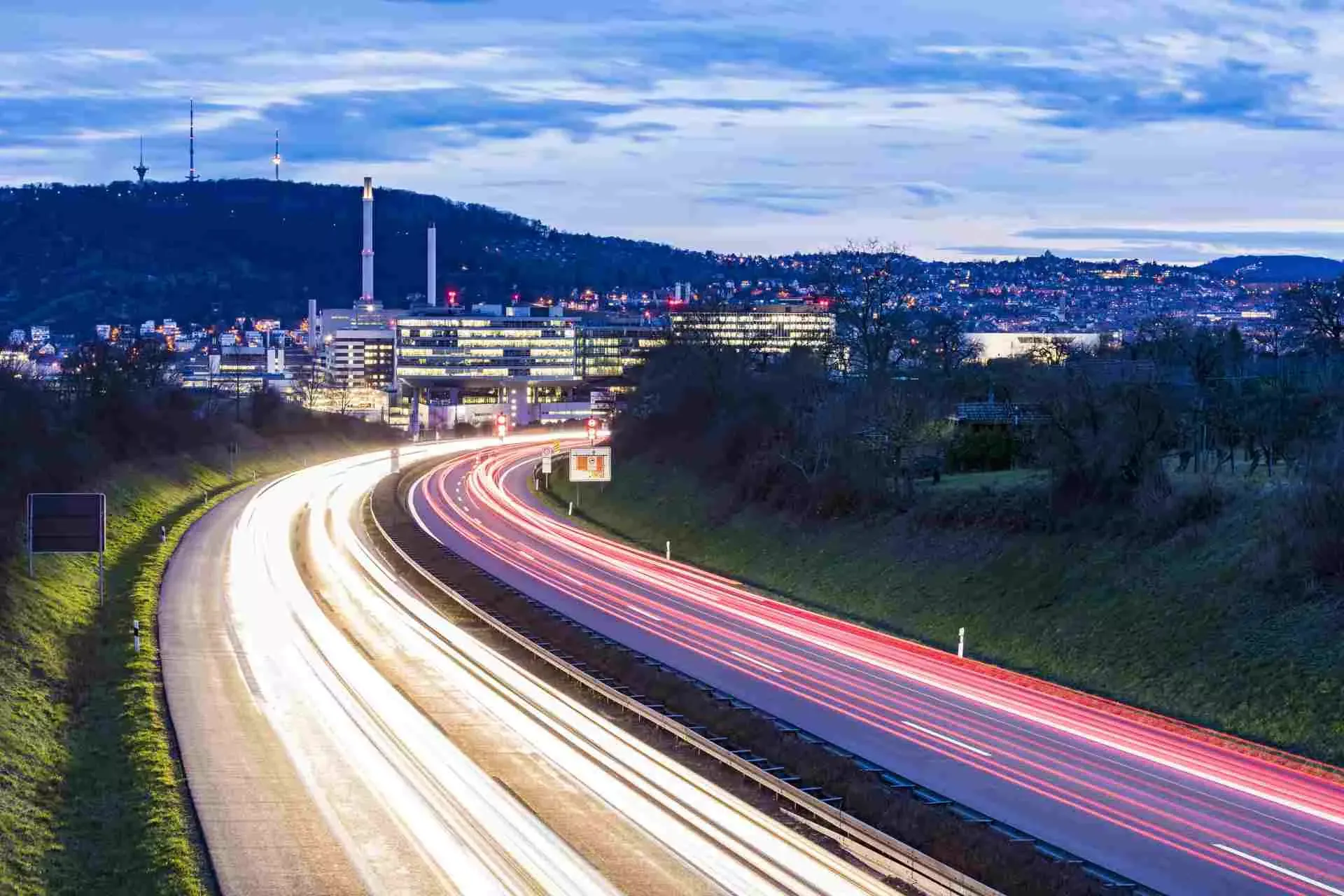 Lichter auf einer Autobahn. Bild: IMAGO / Westend61 Lichter auf einer Autobahn. Bild: IMAGO / Westend61