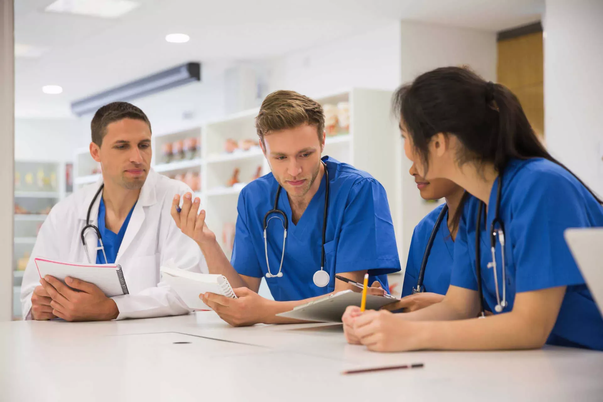 Meidzinstudenten diskutieren im Krankenhaus. Bild: IMAGO / Panthermedia / WavebreakmediaMicro Meidzinstudenten diskutieren im Krankenhaus. Bild: IMAGO / Panthermedia / WavebreakmediaMicro