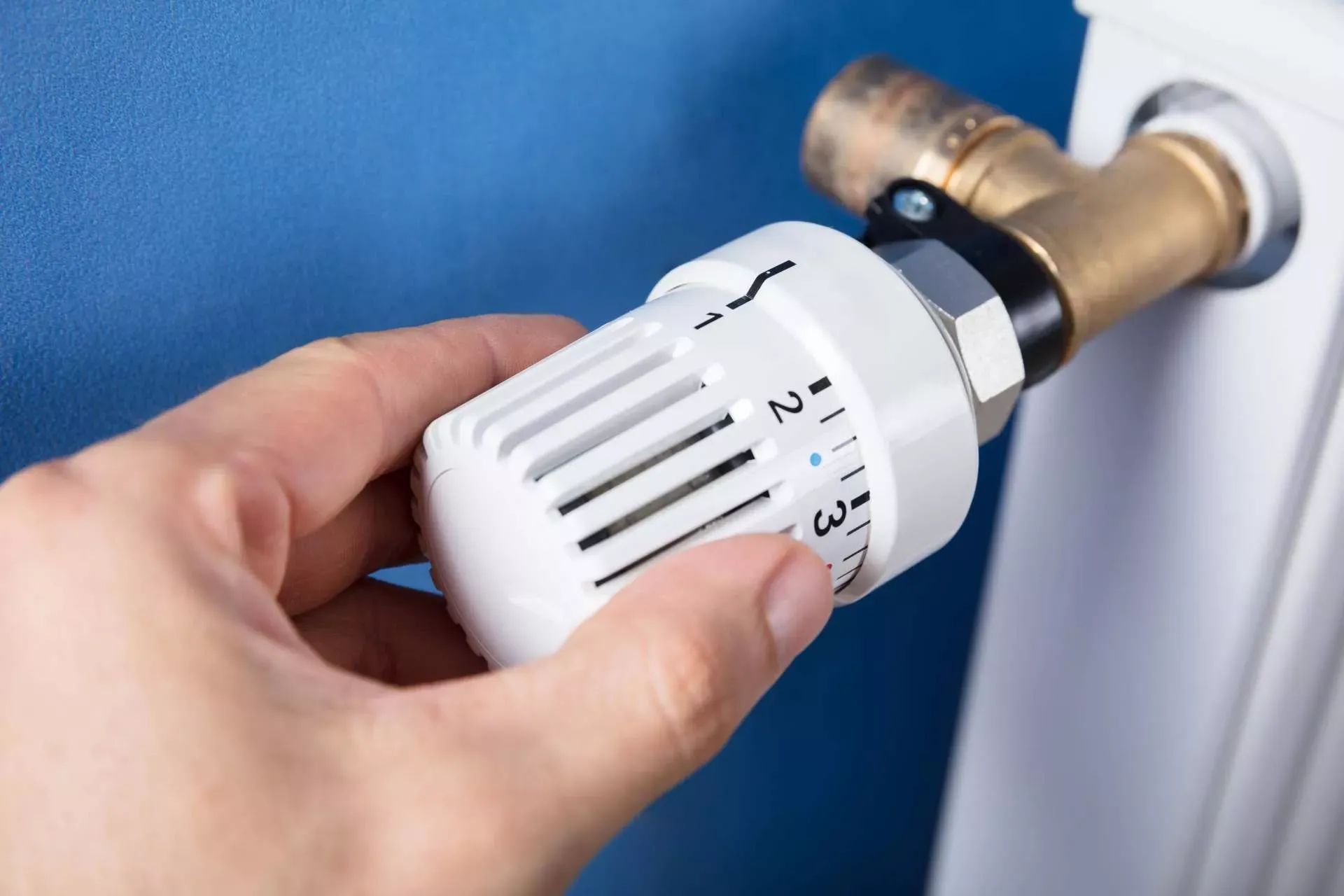 Eine Hand dreht am Thermostat eines Heizkörpers. Bild: IMAGO / Panthermedia Eine Hand dreht am Thermostat eines Heizkörpers. Bild: IMAGO / Panthermedia