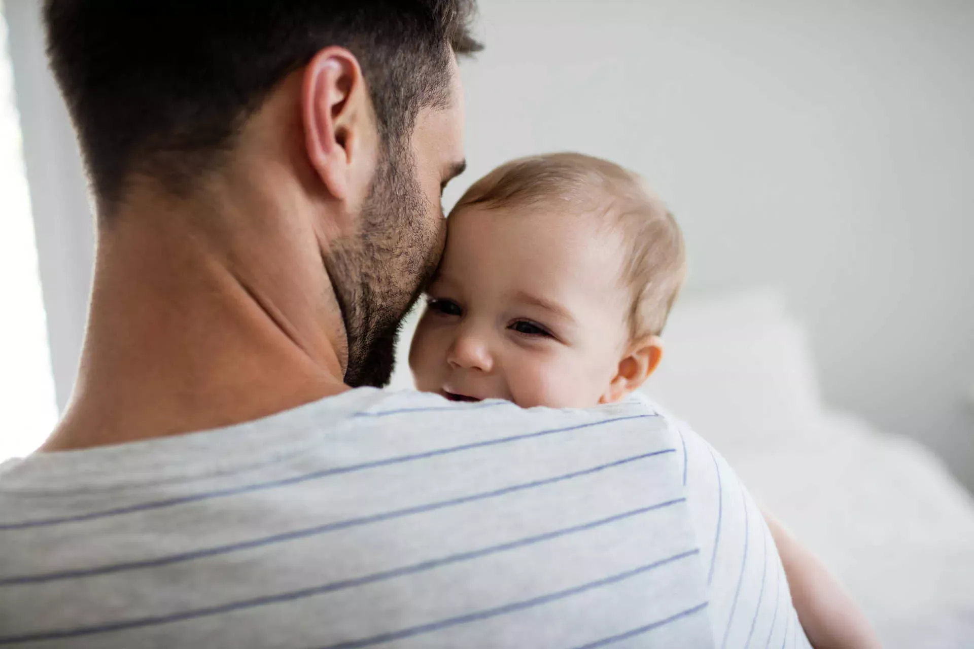 Vater hält ein Baby auf dem Arm. Bild: IMAGO / Panthermedia / WavebreakmediaMicro Vater hält ein Baby auf dem Arm. Bild: IMAGO / Panthermedia / WavebreakmediaMicro