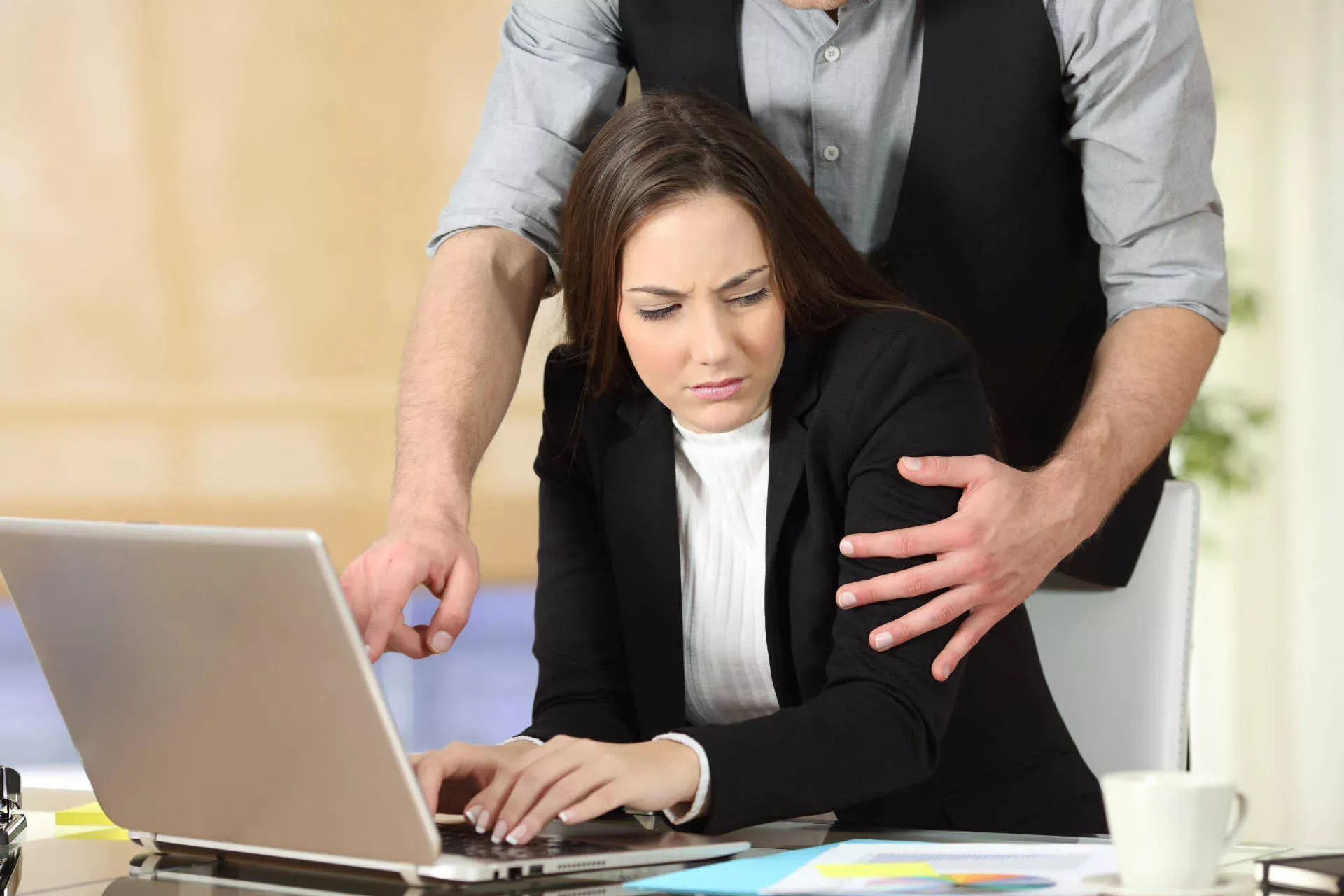 Frau im Büro fühlt sich von Mann belästigt, der sie am Oberarm berührt. Bild: IMAGO / Panthermedia / Antonio Guillem Frau im Büro fühlt sich von Mann belästigt, der sie am Oberarm berührt. Bild: IMAGO / Panthermedia / Antonio Guillem