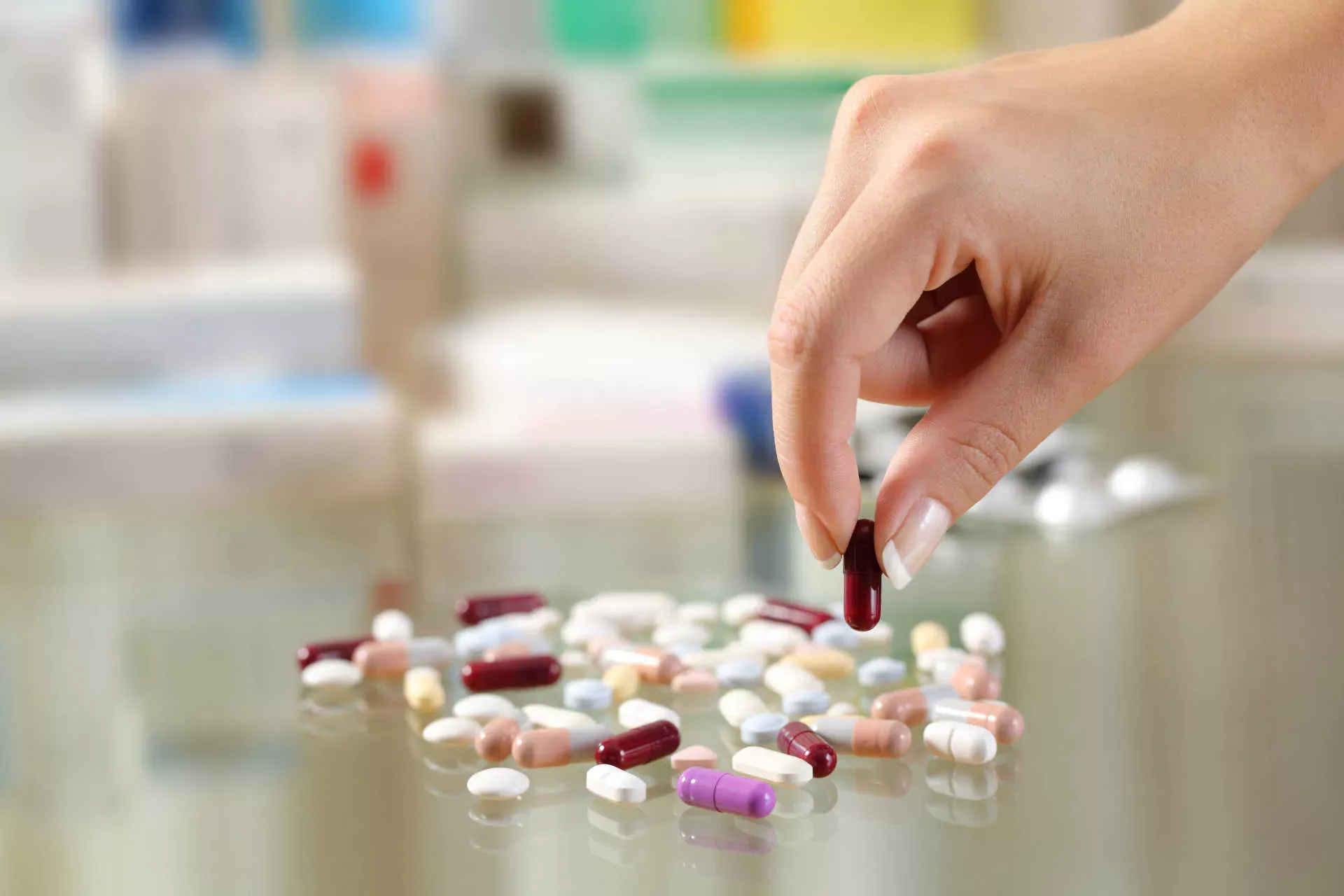 Frauenhand nimmt eine Kapsel aus einem Haufen Tabletten, Pillen und Kapseln auf einem Glastisch. Bild: IMAGO / Panthermedia / Antonio Guillem Frauenhand nimmt eine Kapsel aus einem Haufen Tabletten, Pillen und Kapseln auf einem Glastisch. Bild: IMAGO / Panthermedia / Antonio Guillem