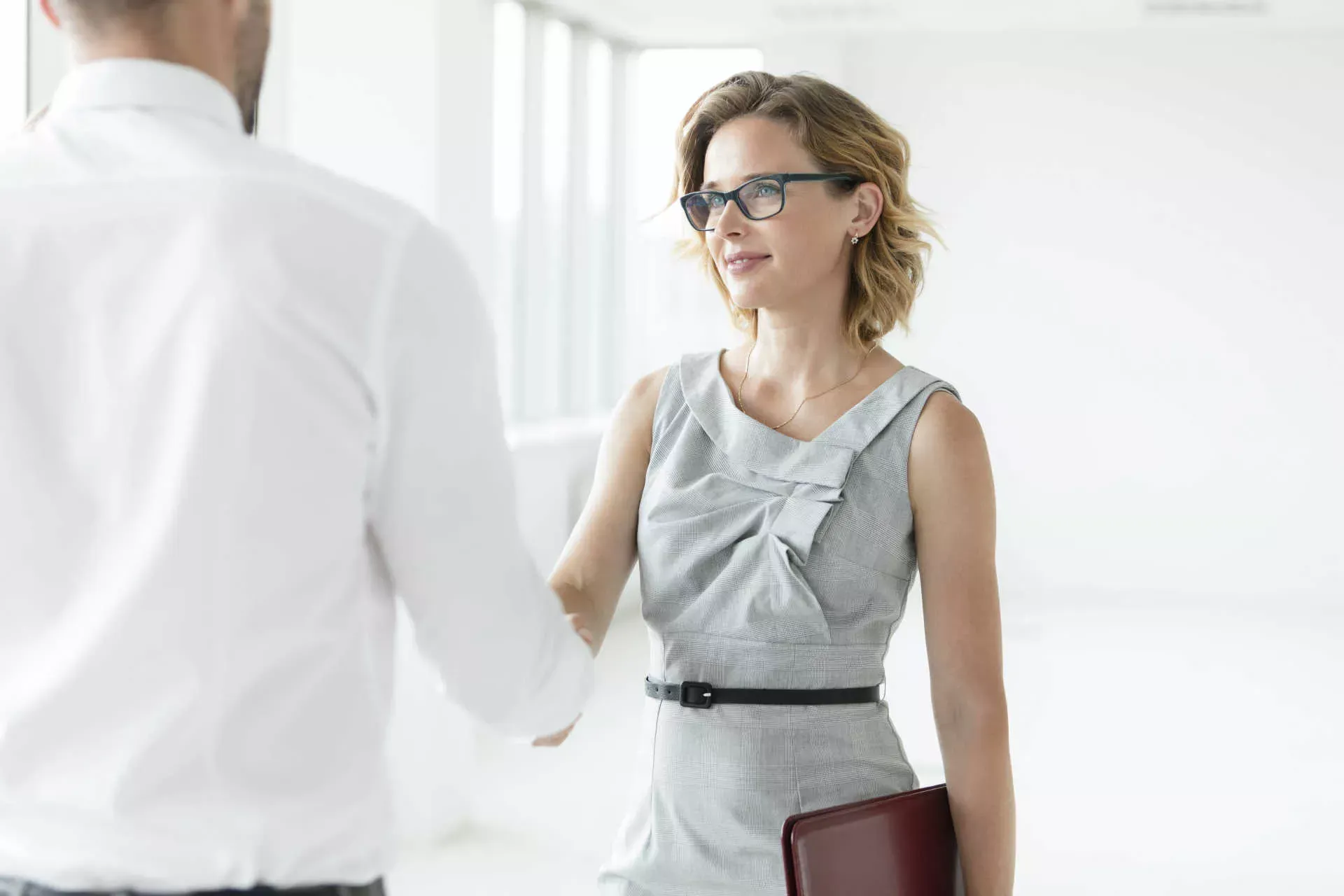 Business-Handshake zwischen Frau und Mann. Bild: IMAGO / ingimage Business-Handshake zwischen Frau und Mann. Bild: IMAGO / ingimage