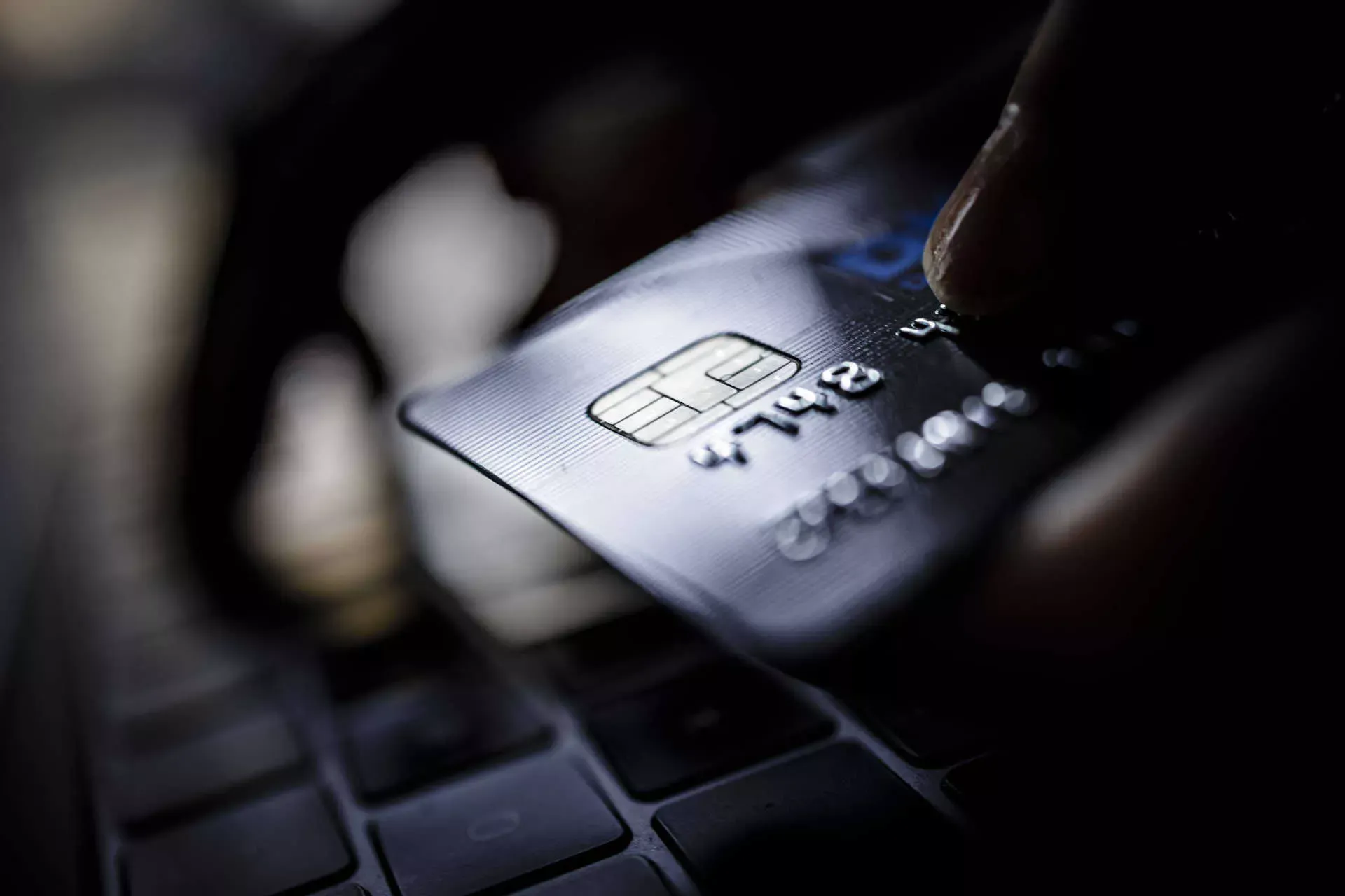 Kreditkarte über Computertastatur. Bild: IMAGO / photothek / Thomas Trutschel Kreditkarte über Computertastatur. Bild: IMAGO / photothek / Thomas Trutschel