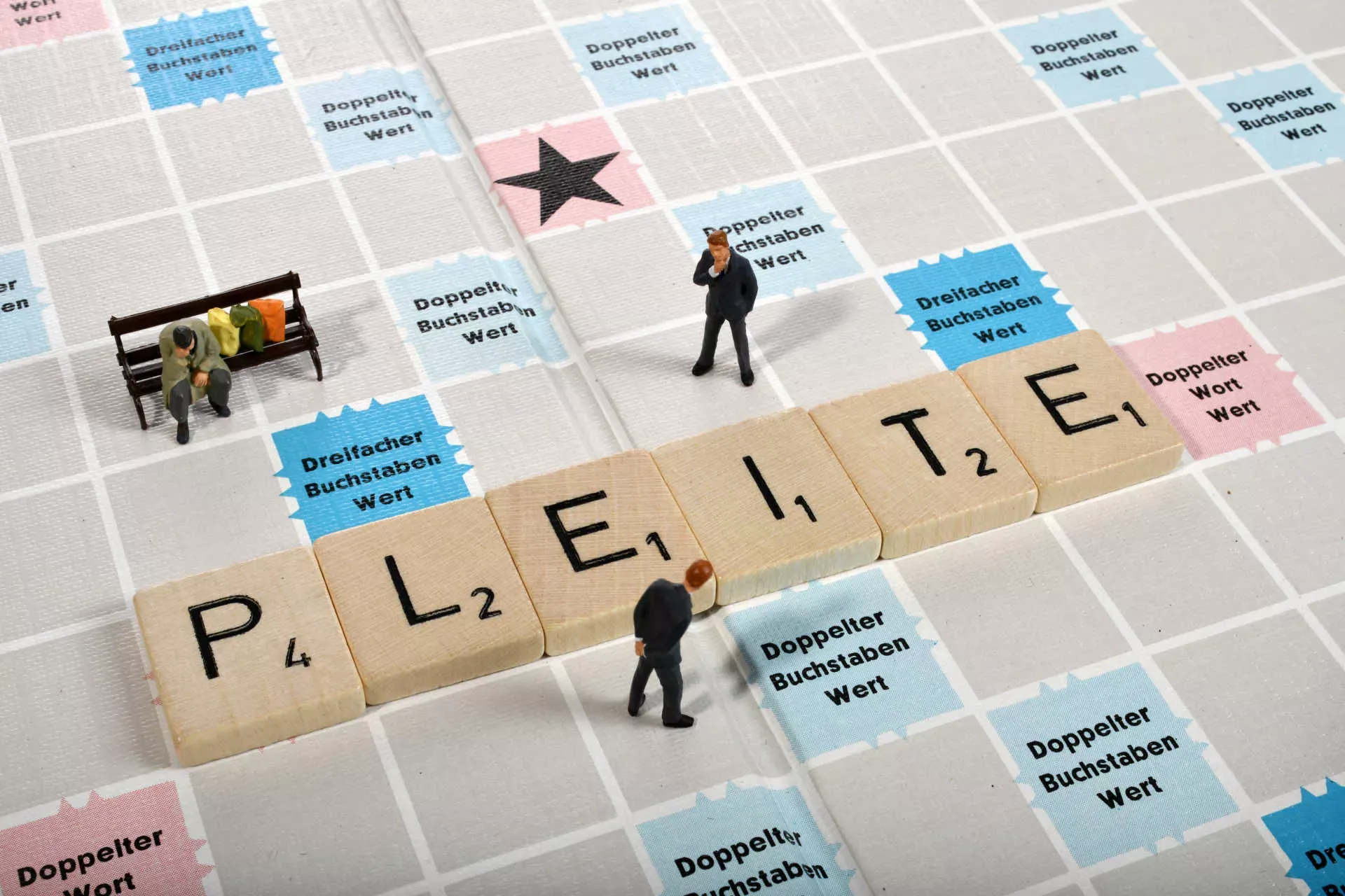 Scrabble-Spiel mit Buchstaben "Pleite" und Spielfiguren. Bild: IMAGO / Michael Weber Scrabble-Spiel mit Buchstaben "Pleite" und Spielfiguren. Bild: IMAGO / Michael Weber