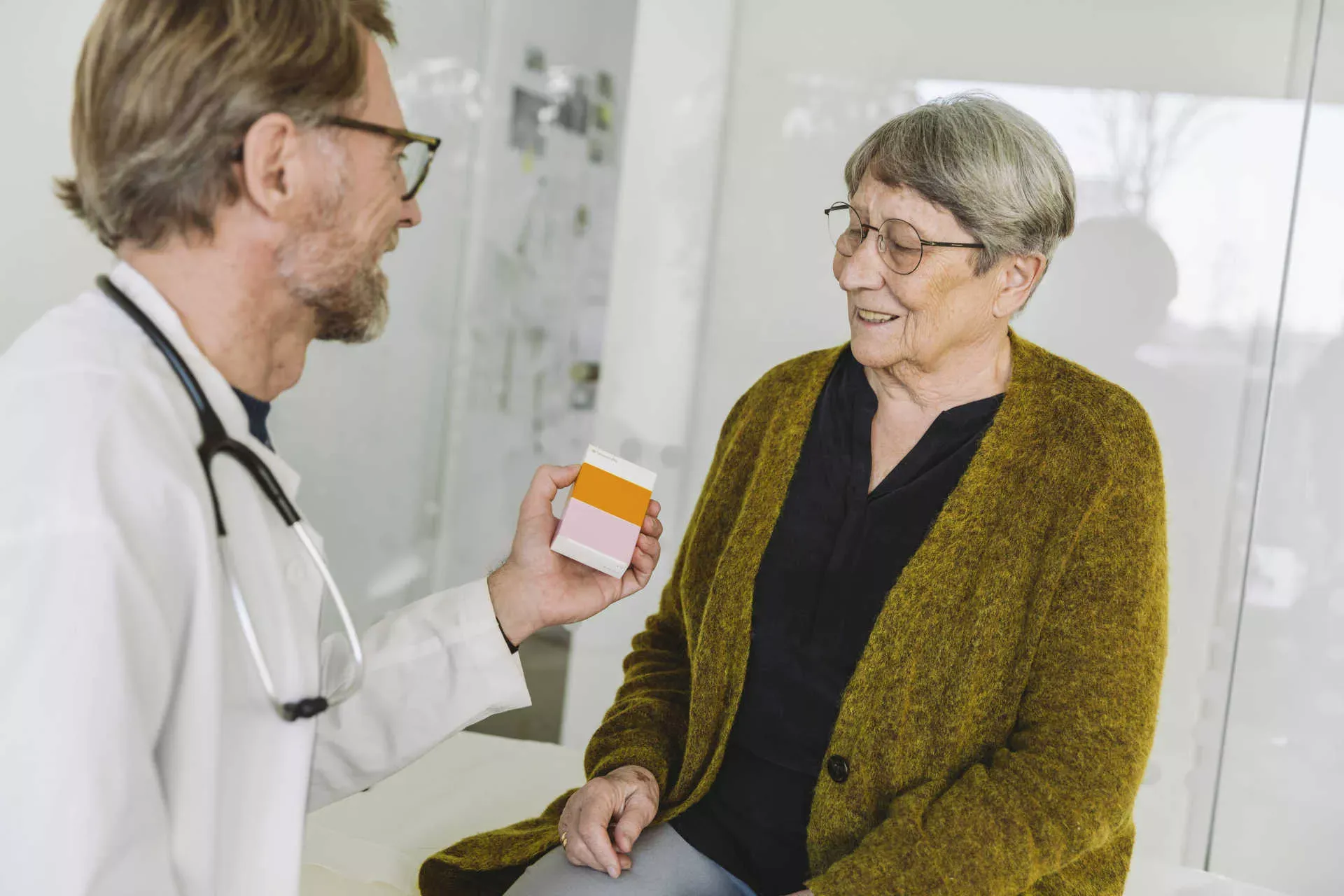 Arzt zeigt älterer Patientin eine Medikamentenschachtel. Bild: IMAGO / Westend61 / Mareen Fischinger Arzt zeigt älterer Patientin eine Medikamentenschachtel. Bild: IMAGO / Westend61 / Mareen Fischinger