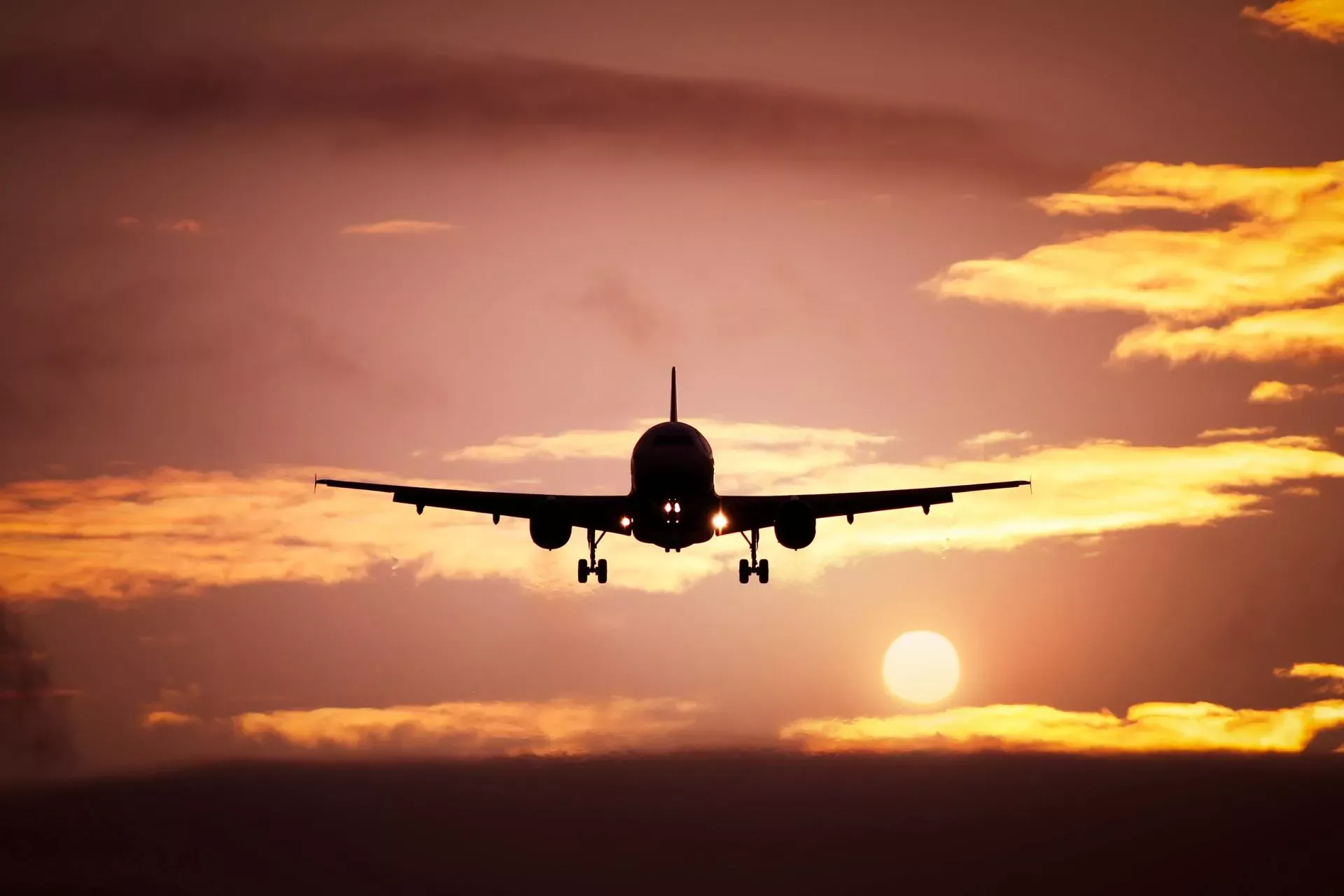 Flugzeug im Landeanflug bei Sonnenuntergang. Bild: IMAGO / blickwinkel / McPHOTO/M.Gann Flugzeug im Landeanflug bei Sonnenuntergang. Bild: IMAGO / blickwinkel / McPHOTO/M.Gann