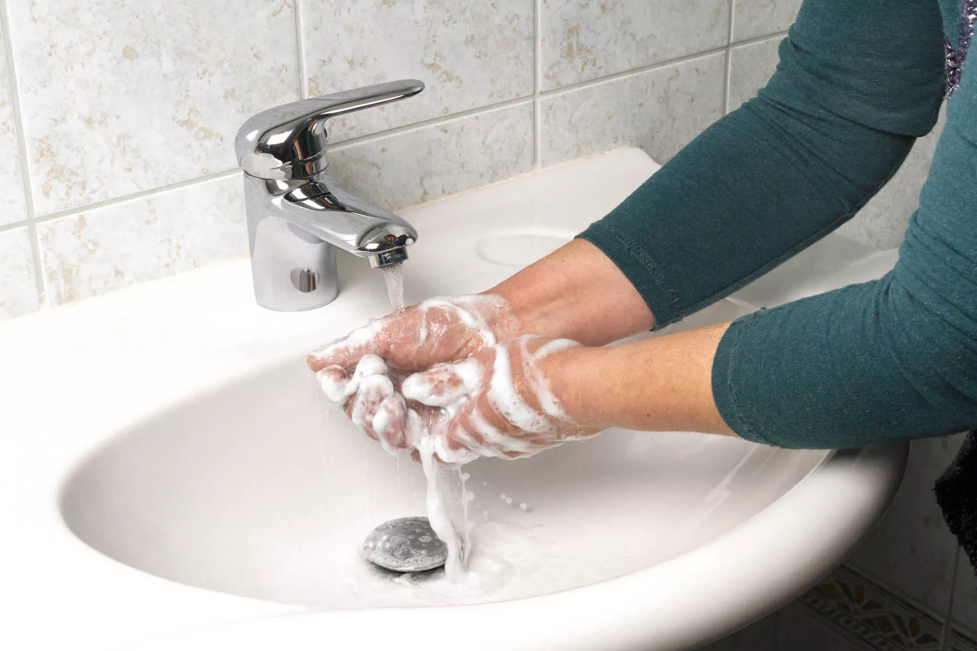 Frau wäscht sich die Hände mit Seife an einem Waschbecken. Bild: IMAGO / CHROMORANGE Frau wäscht sich die Hände mit Seife an einem Waschbecken. Bild: IMAGO / CHROMORANGE
