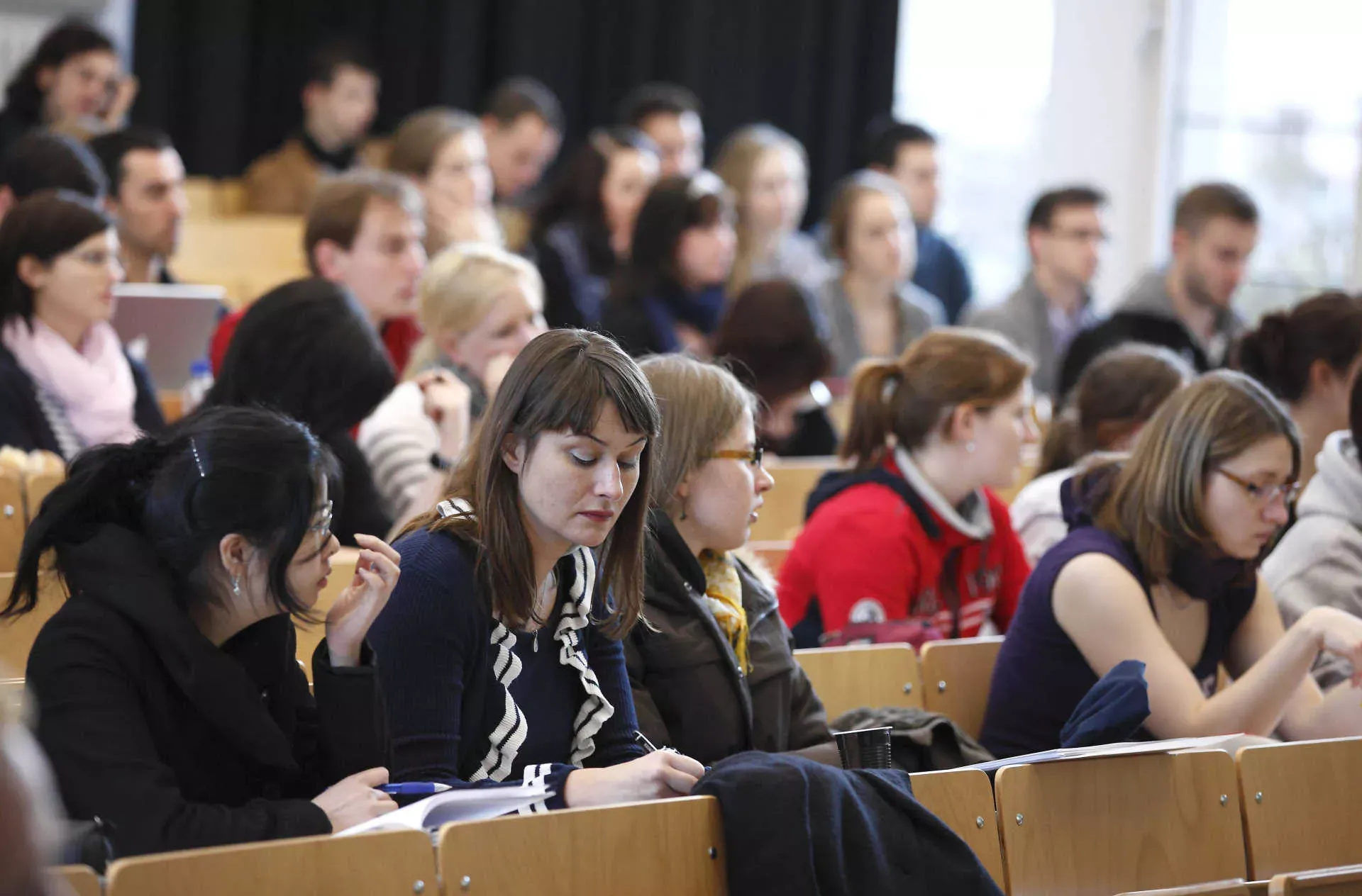 Studentin sitzt in einem Hörsaal und schreibt mit. Bild: IMAGO / Jochen Eckel Studentin sitzt in einem Hörsaal und schreibt mit. Bild: IMAGO / Jochen Eckel
