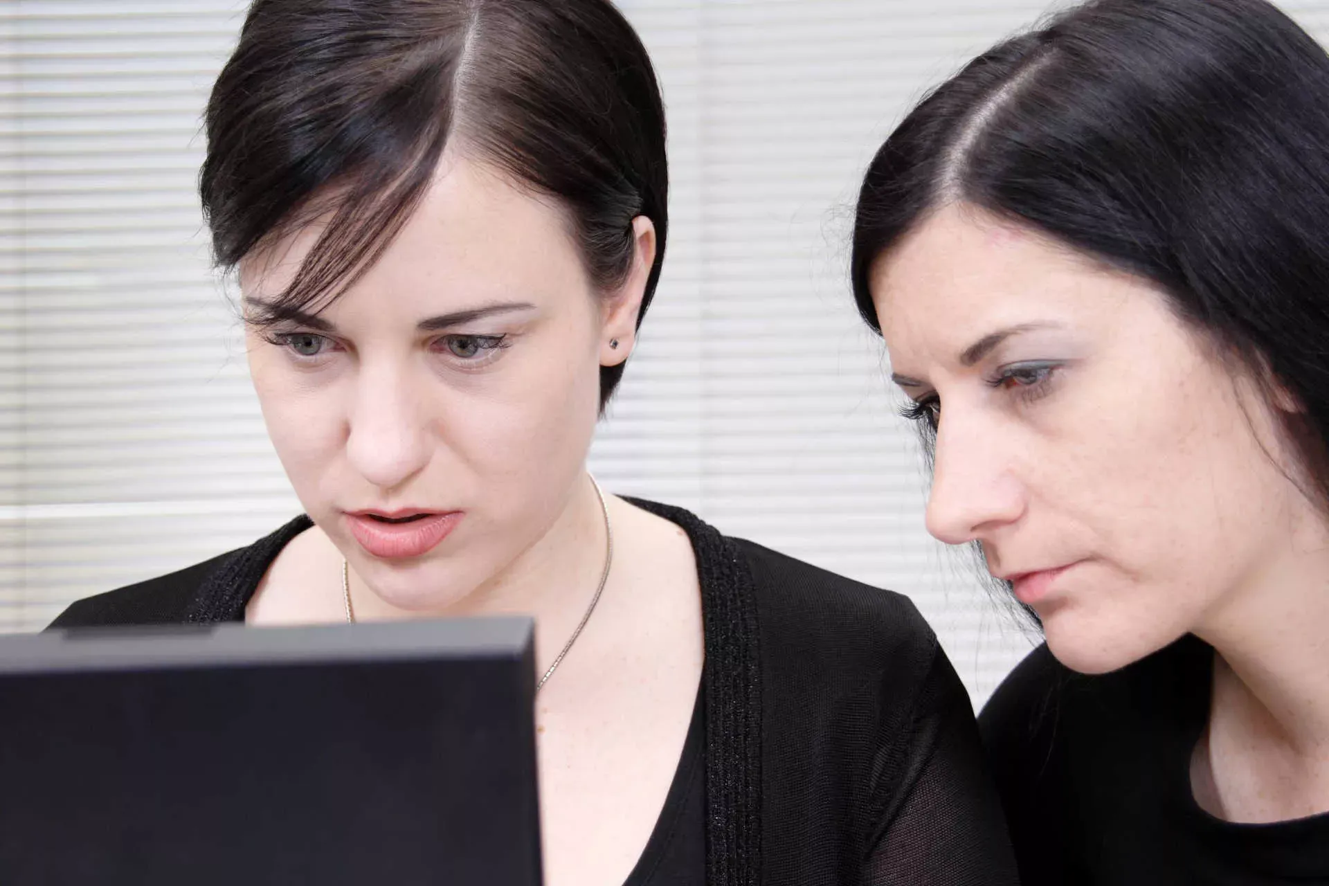 Zwei Frauen schauen ernst zusammen auf einen Computerbildschirm. Bild: IMAGO / Shotshop / Gernot Krautberger Zwei Frauen schauen ernst zusammen auf einen Computerbildschirm. Bild: IMAGO / Shotshop / Gernot Krautberger