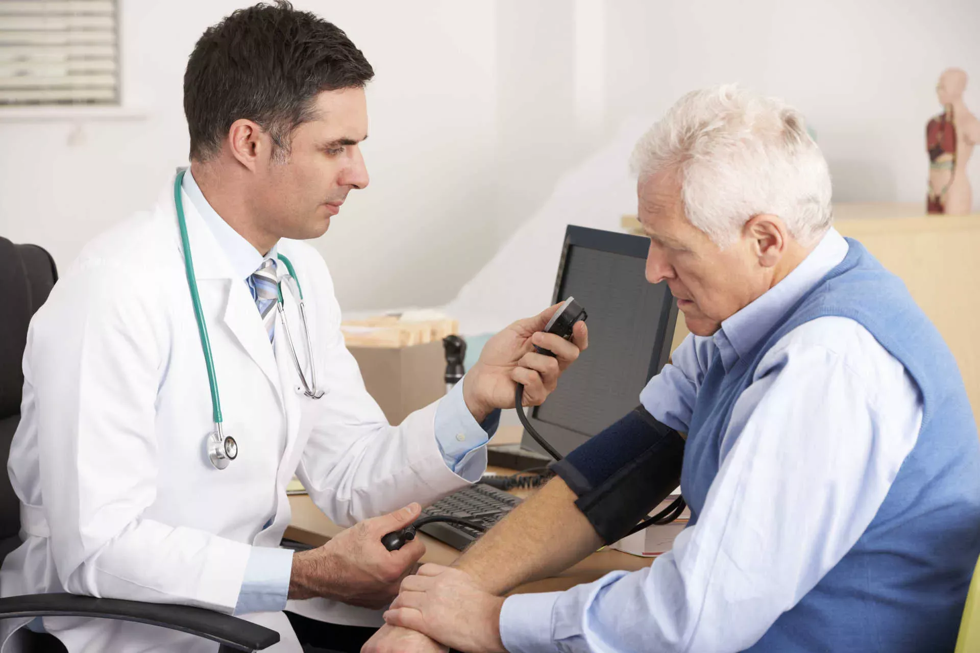 Arzt misst Blutdruck bei älterem Patienten. Bild: IMAGO / Shotshop / Monkey Business 2 Arzt misst Blutdruck bei älterem Patienten. Bild: IMAGO / Shotshop / Monkey Business 2