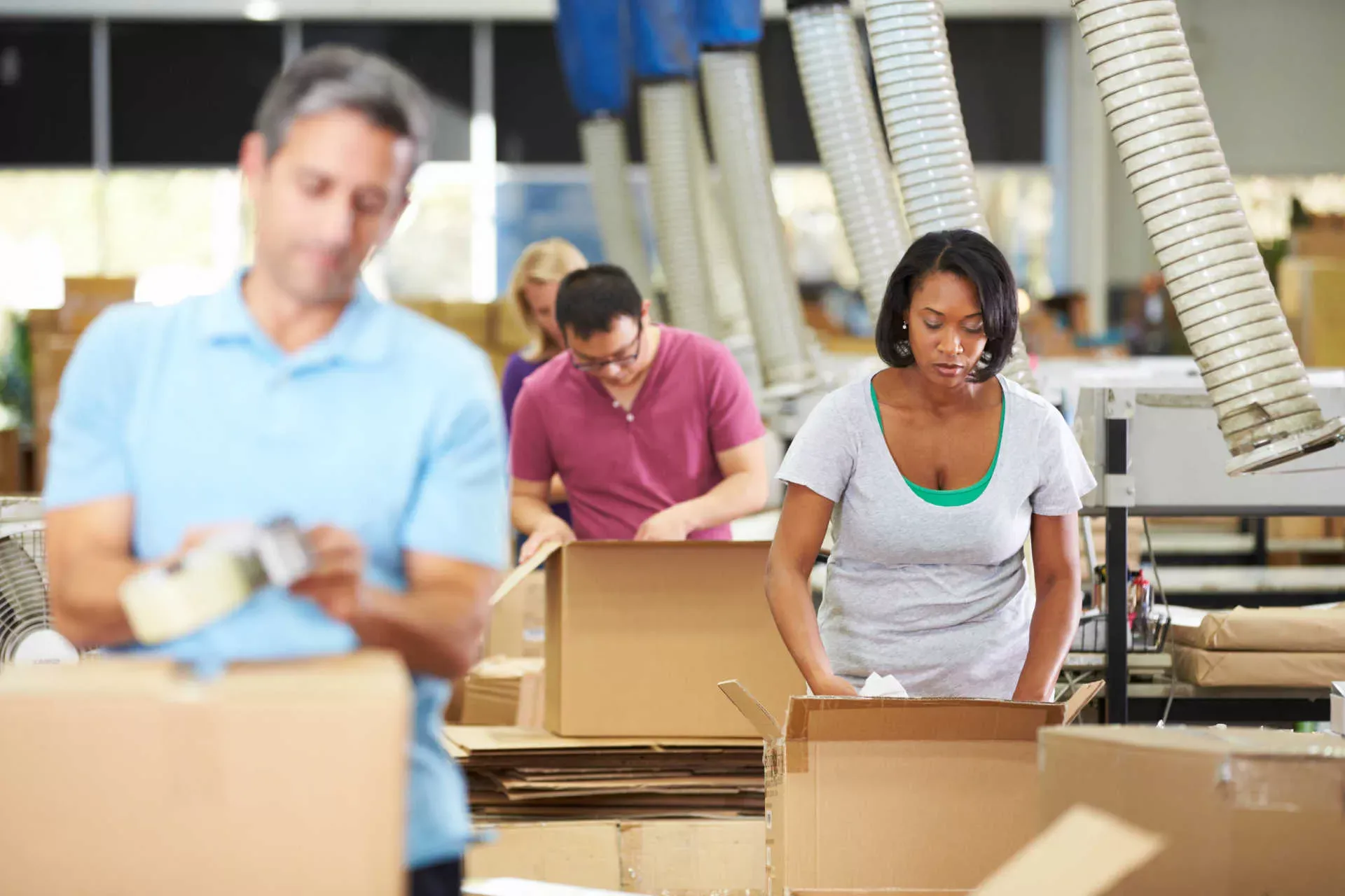Menschen in Lager verpacken Kartons. Bild: IMAGO / Shotshop / Monkeybusiness 2 Menschen in Lager verpacken Kartons. Bild: IMAGO / Shotshop / Monkeybusiness 2