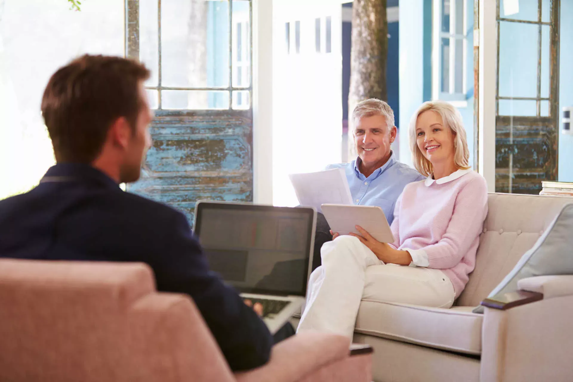 Älteres Paar zuhause-auf Sofa mit Finanzberater. Bild: IMAGO / Shotshop Älteres Paar zuhause-auf Sofa mit Finanzberater. Bild: IMAGO / Shotshop