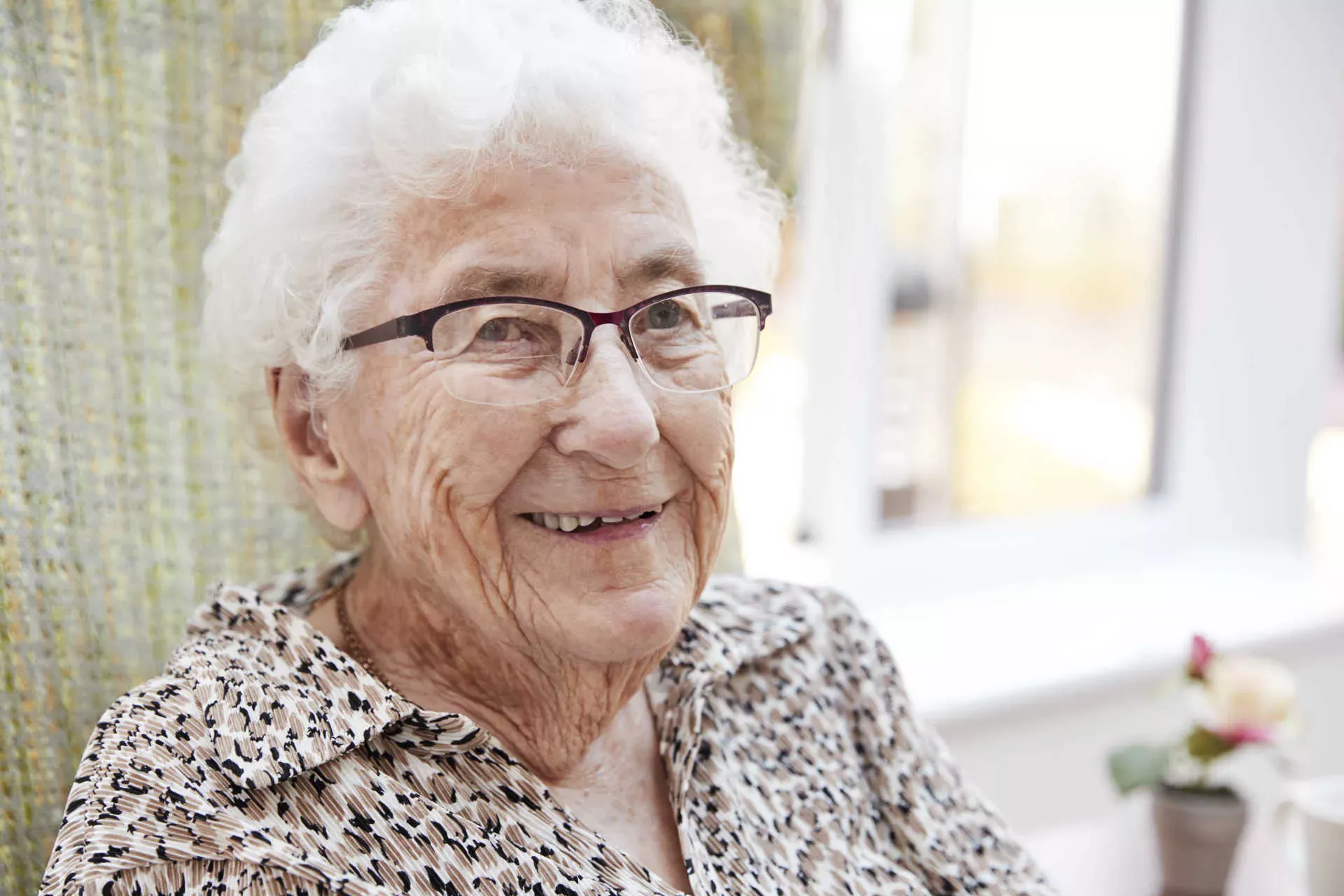 Seniorin-laechelt-portrait Bild: IMAGO / Shotshop Seniorin-laechelt-portrait Bild: IMAGO / Shotshop