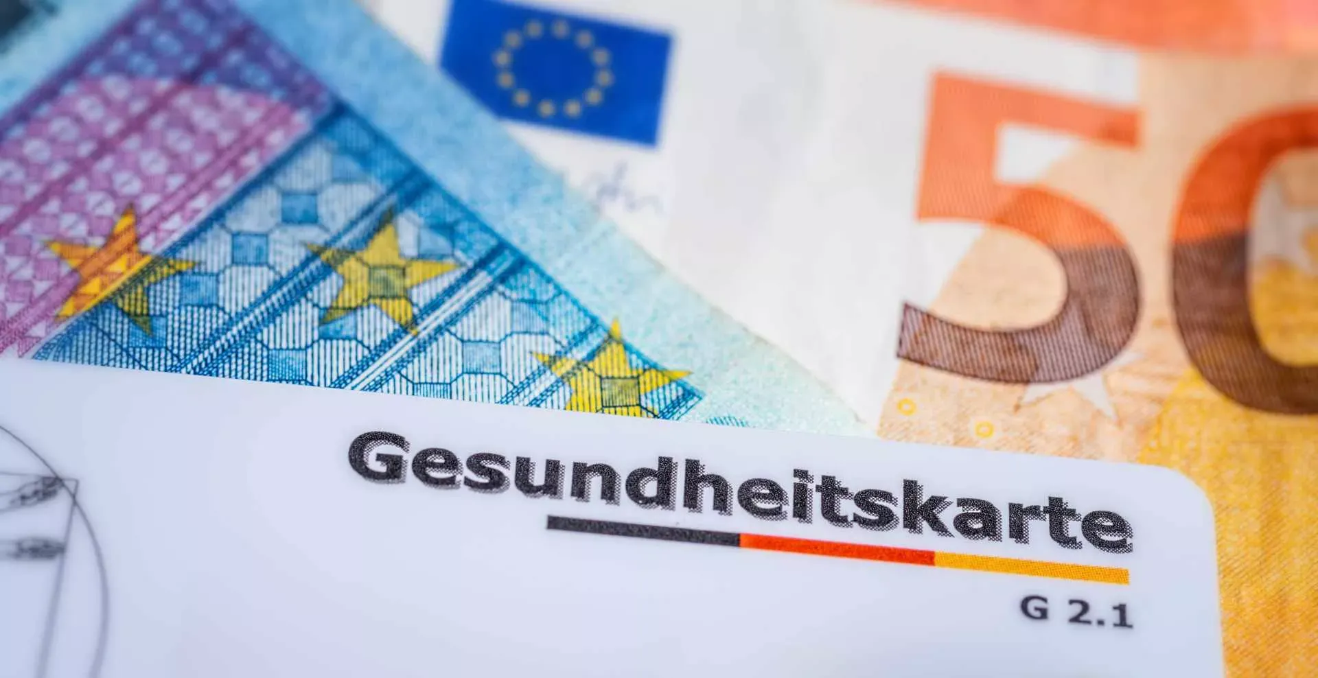 Eine Gesundheitskarte und Euro-Geldscheine. Bild: IMAGO / Shotshop Eine Gesundheitskarte und Euro-Geldscheine. Bild: IMAGO / Shotshop