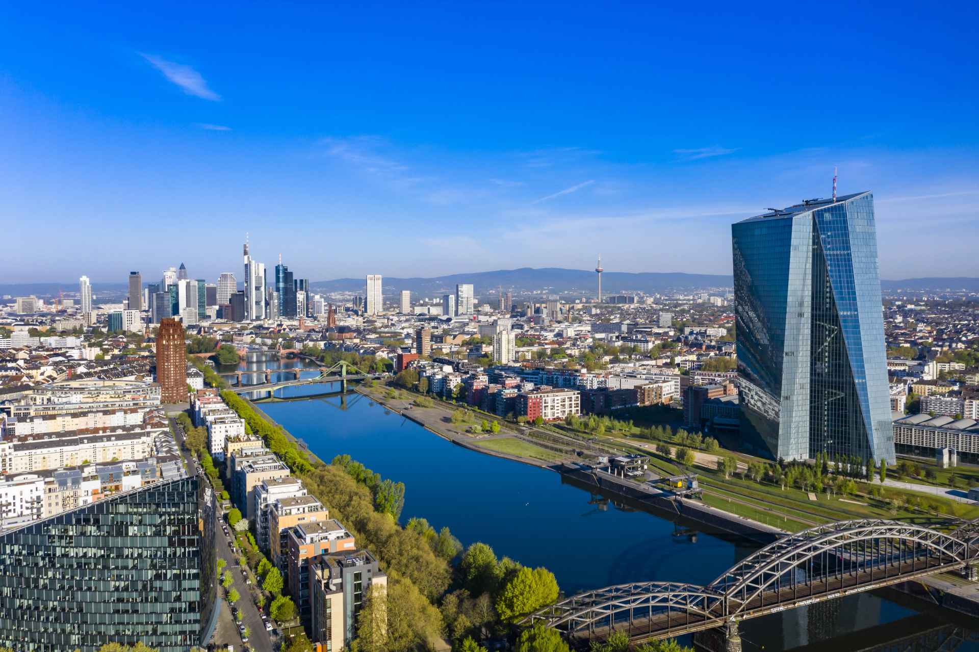 Skyline in Frankfurt mit Bankenviertel und Gebäude der Europäischen Zentralbank im Vordergrund. Bild: IMAGO / Westend61 Skyline in Frankfurt mit Bankenviertel und Gebäude der Europäischen Zentralbank im Vordergrund. Bild: IMAGO / Westend61