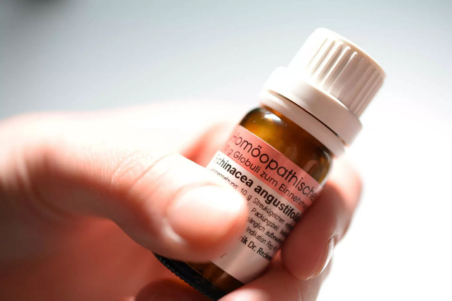 Hand hält Glasflasche mit homöopathischen Globuli. Bild: IMAGO / Petra Schneider-Schmelzer Hand hält Glasflasche mit homöopathischen Globuli. Bild: IMAGO / Petra Schneider-Schmelzer