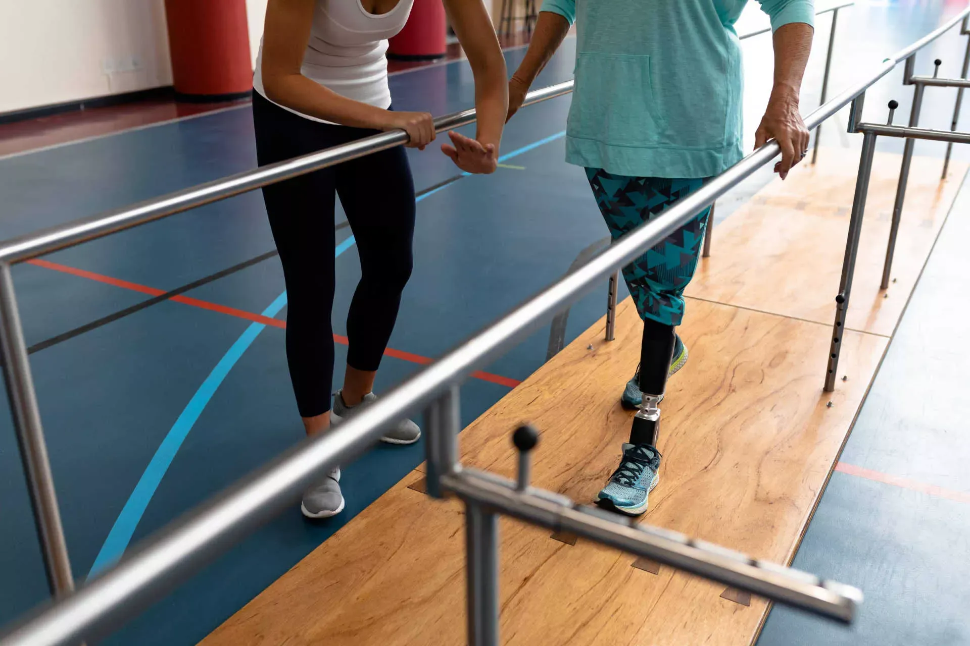 Ein Mann mit Unterschenkelprothese bei der Therapie. Bildnachweis: Getty Images © JohnnyGreig Ein Mann mit Unterschenkelprothese bei der Therapie. Bildnachweis: Getty Images © JohnnyGreig
