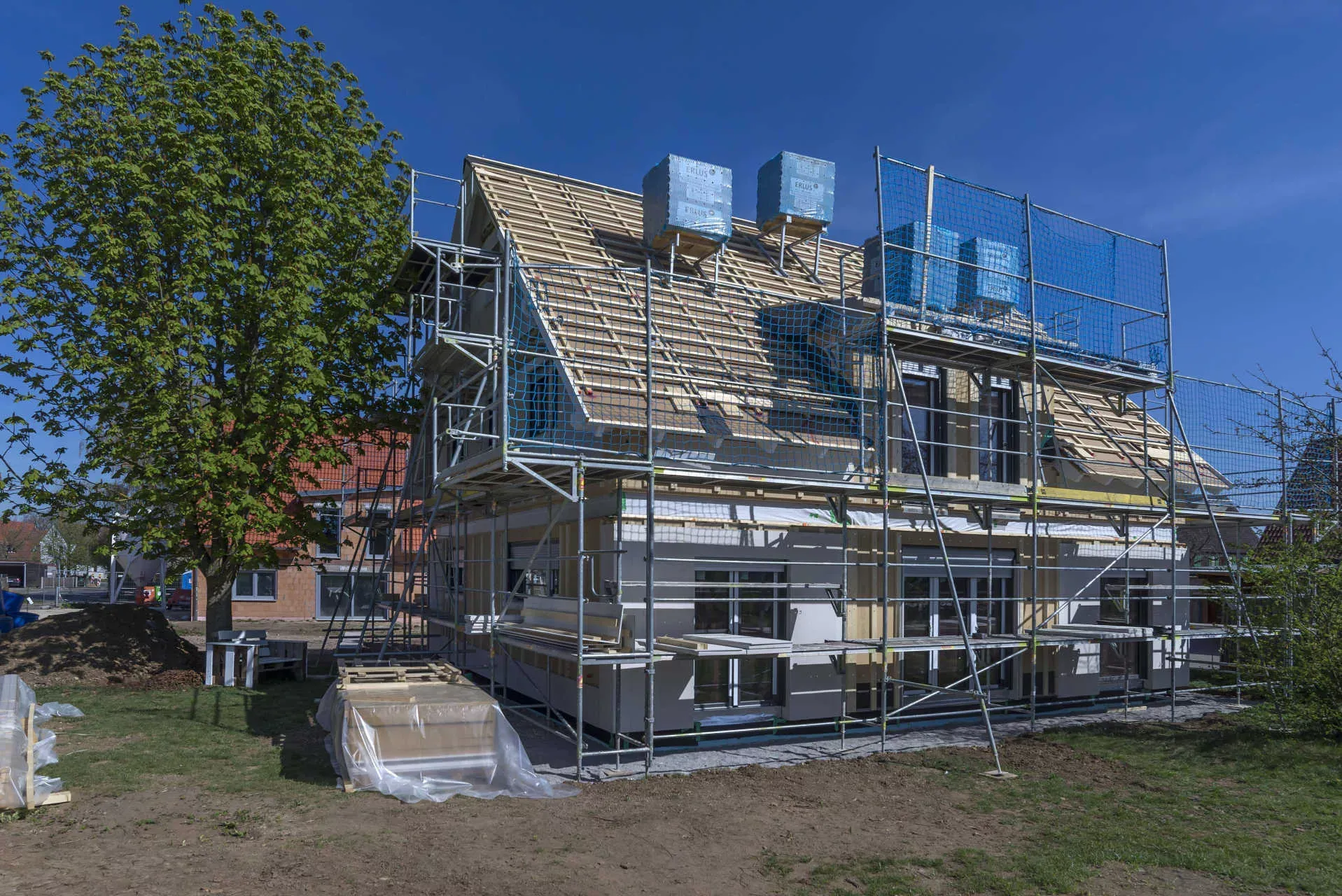 Neubau eines Einfamilienhauses mit Gerüst. Bild: IMAGO / imagebroker / Helmut Meyer Neubau eines Einfamilienhauses mit Gerüst. Bild: IMAGO / imagebroker / Helmut Meyer
