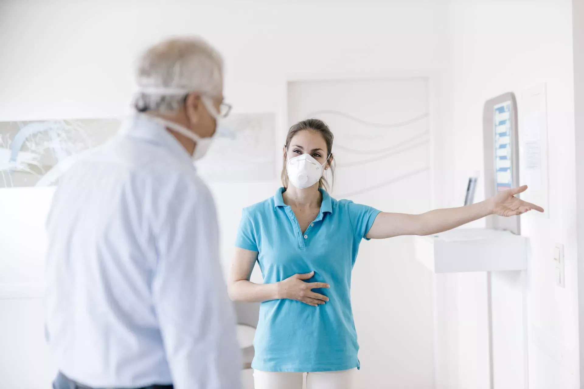 Reha und Corona: Therapeutin trifft auf einen älteren Patienten. Bild: IMAGO / Westend61 Reha und Corona: Therapeutin trifft auf einen älteren Patienten. Bild: IMAGO / Westend61