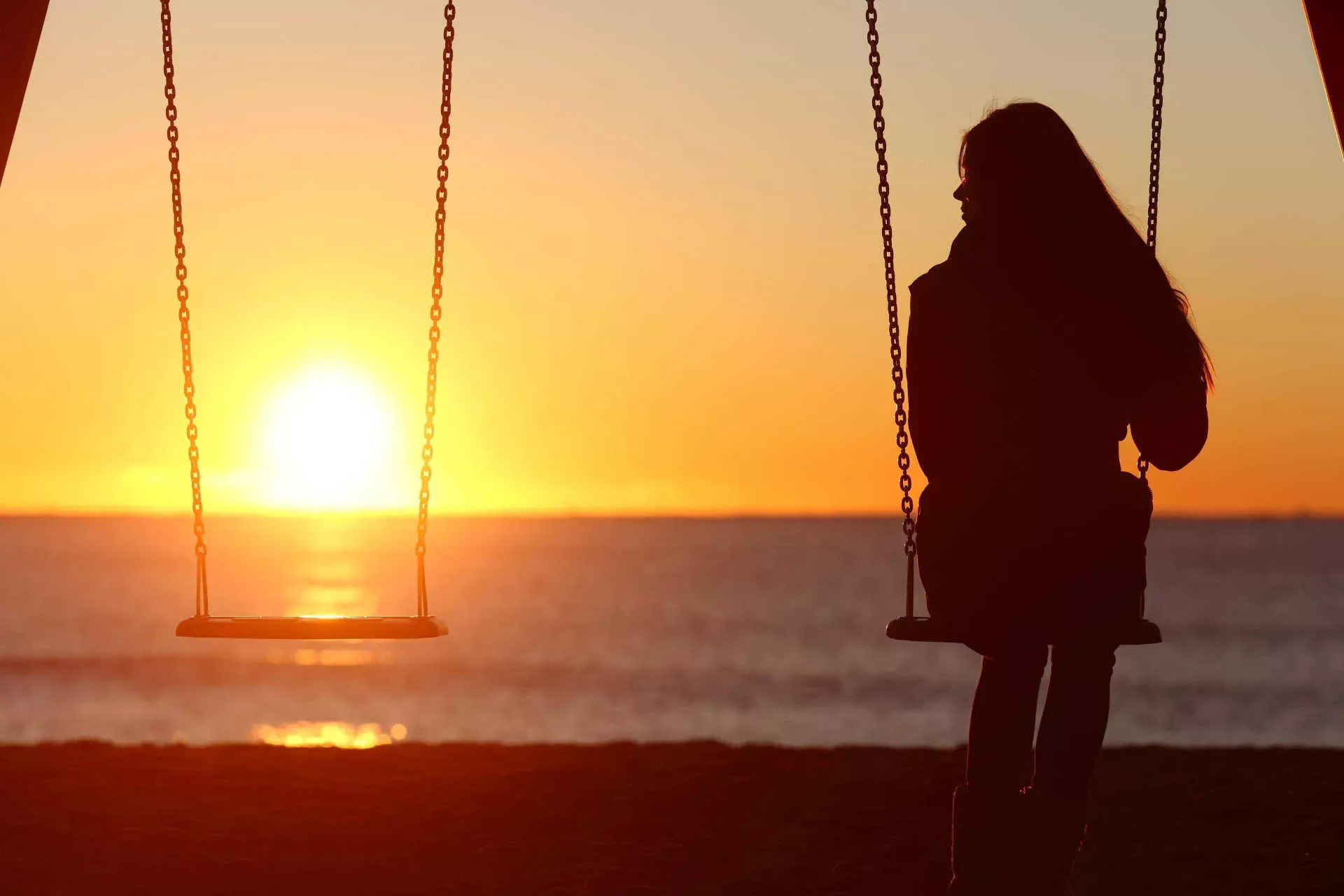 Frau sitzt bei Sonnenuntergang alleine auf einer Schaukel, neben ihr ein leerer Platz. Bild: IMAGO / Panthermedia / Antonio Guillem Frau sitzt bei Sonnenuntergang alleine auf einer Schaukel, neben ihr ein leerer Platz. Bild: IMAGO / Panthermedia / Antonio Guillem