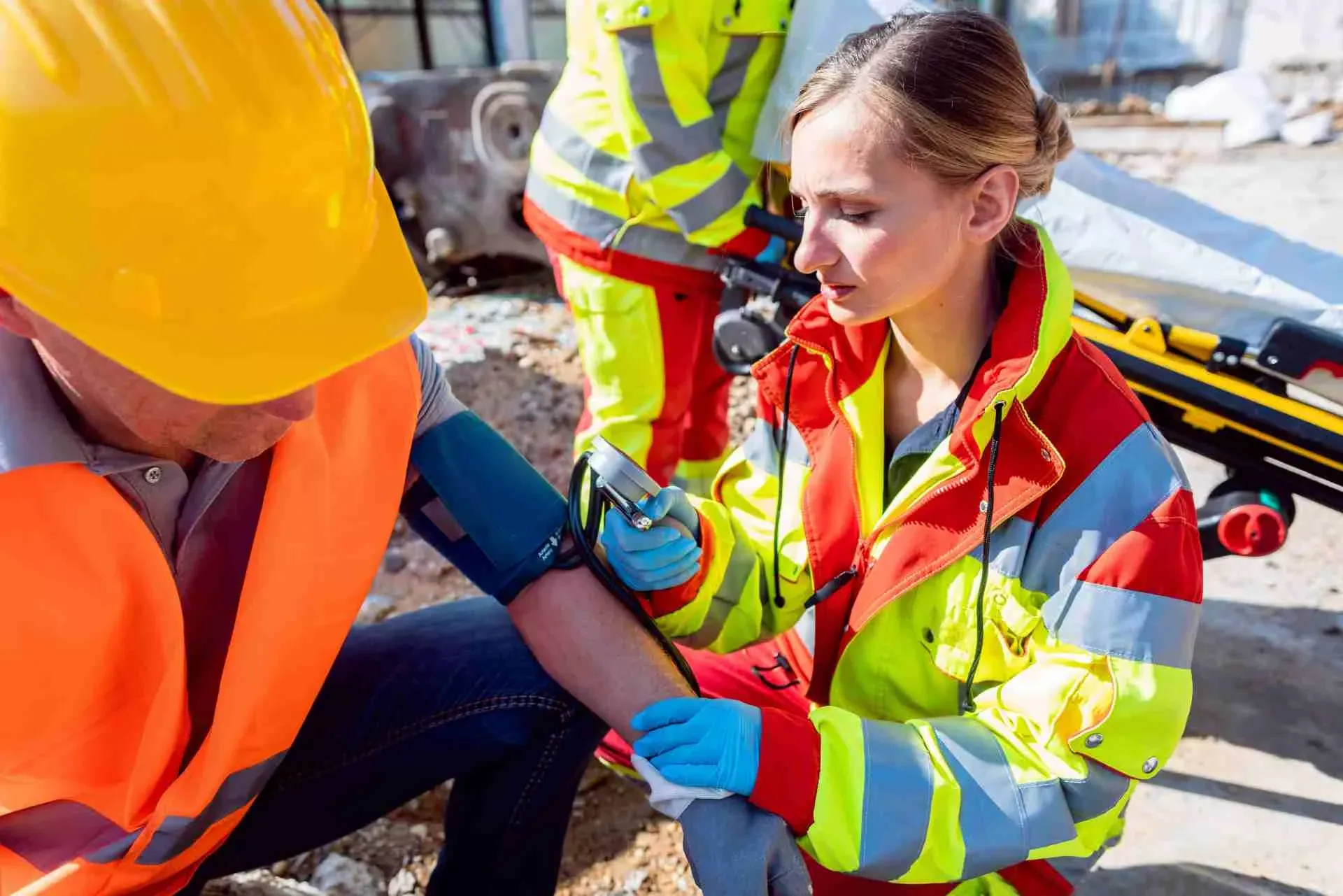 Eine Rettungssanitäterin misst Blutdruck bei einem Baustellenarbeiter. Bild: IMAGO / Panthermedia Eine Rettungssanitäterin misst Blutdruck bei einem Baustellenarbeiter. Bild: IMAGO / Panthermedia