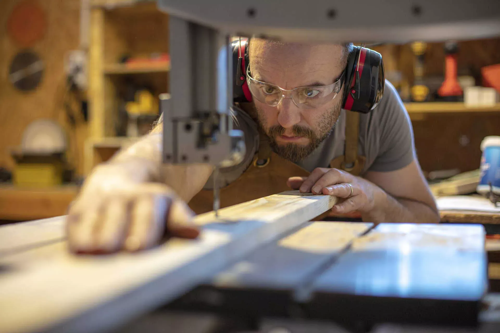 Handwerker mit Sicht- und Gehörschutz sägt Holz an Sägemaschine. Bild: IMAGO / Panthermedia / tiero Handwerker mit Sicht- und Gehörschutz sägt Holz an Sägemaschine. Bild: IMAGO / Panthermedia / tiero